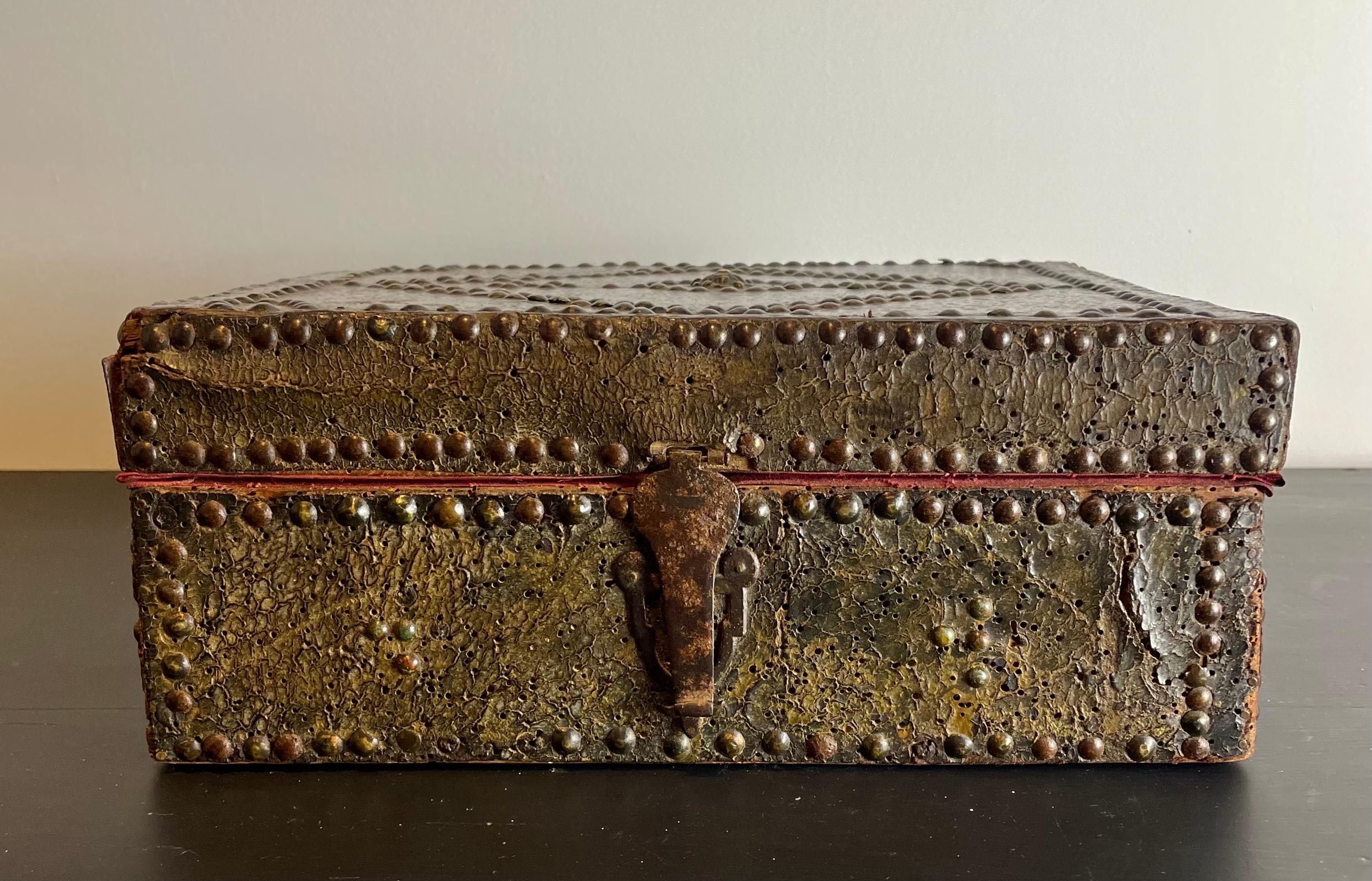 Prächtige Botenkiste aus der Zeit Ludwigs XIV., Ende des 17. und Anfang des 18. Jahrhunderts.
Diese hübsche Schachtel ist aus lederbezogenem Holz gefertigt und mit Kupfernägeln verziert, die auf der Oberseite der Schachtel Rauten bilden. Ein
