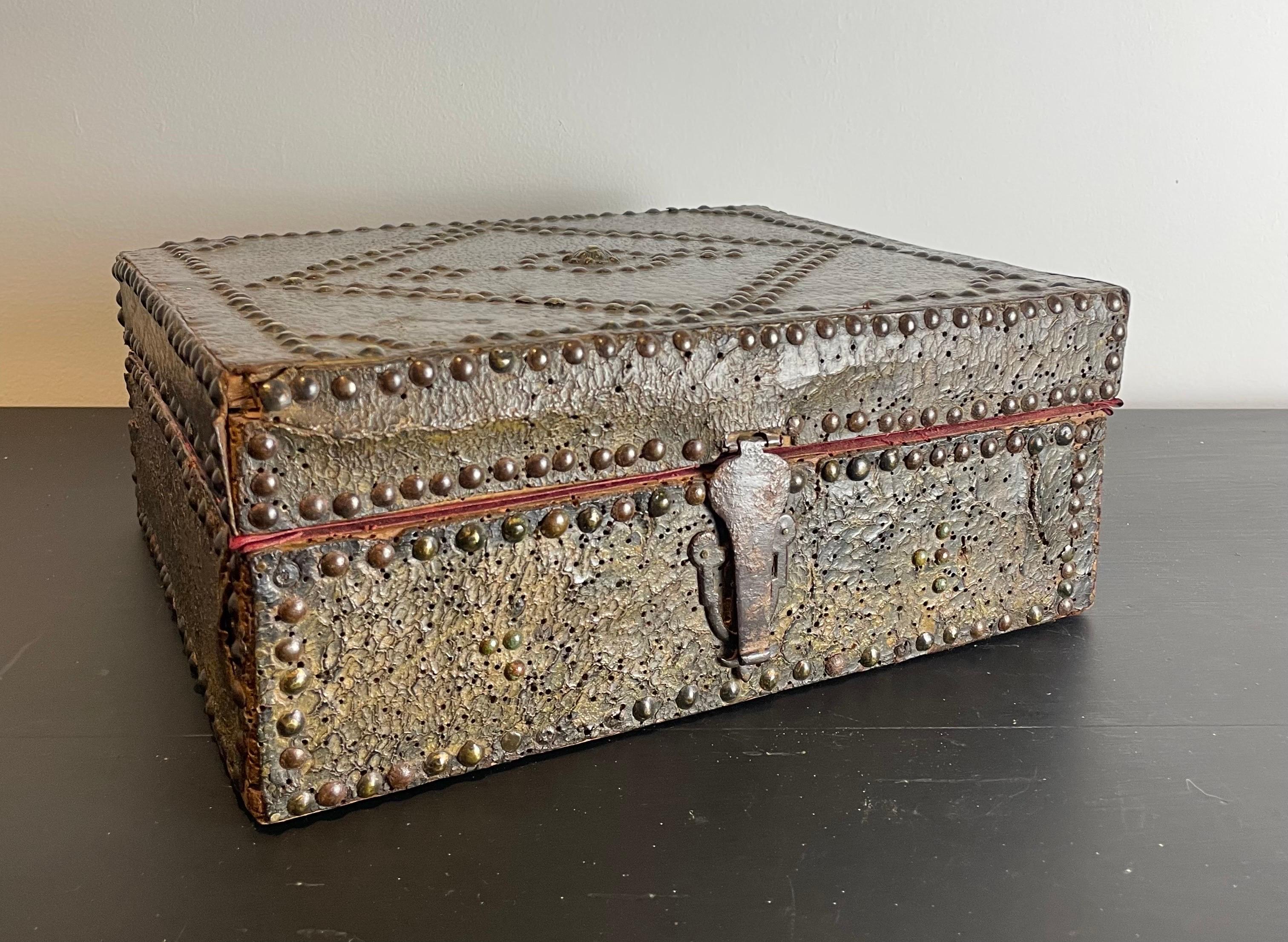 French Louis XIV Messenger Box - Leather Wrapped Wood - France - 17th 18th In Good Condition For Sale In Beuzevillette, FR