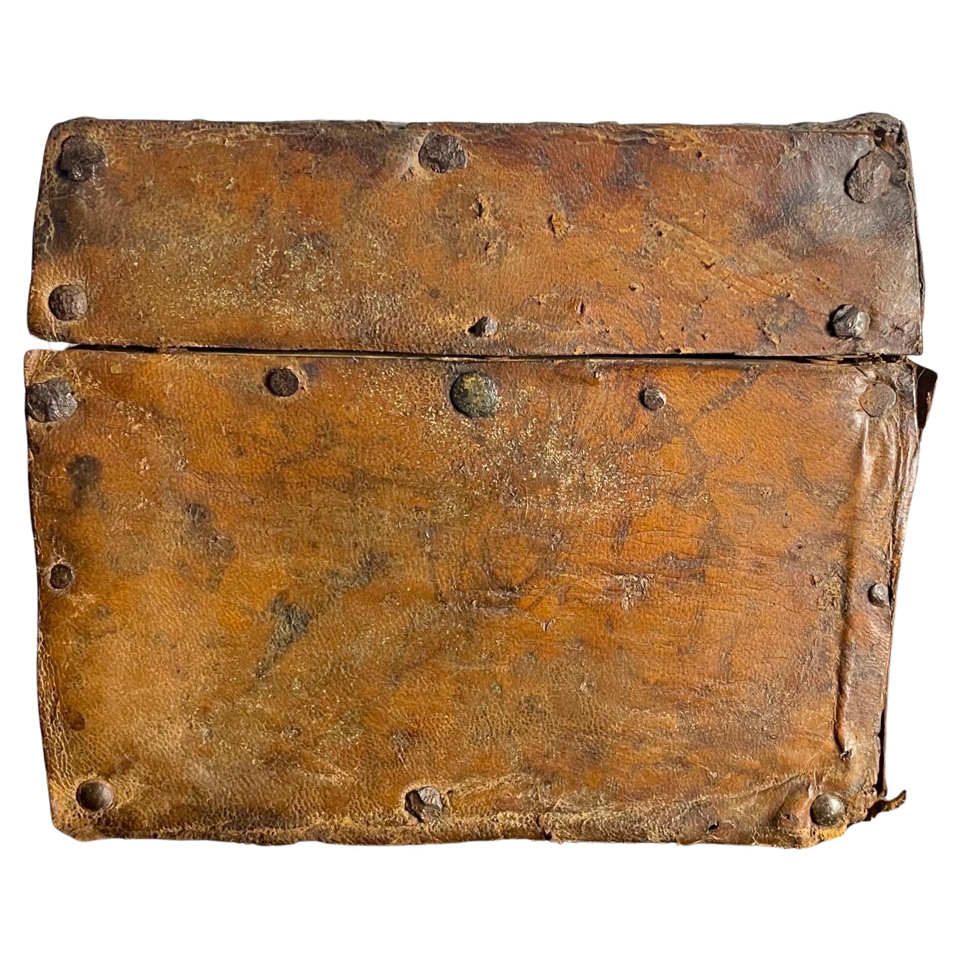 Fino al XVIII secolo Scatola francese Luigi XIV - Legno rivestito in pelle - Francia - 17°-18° secolo in vendita