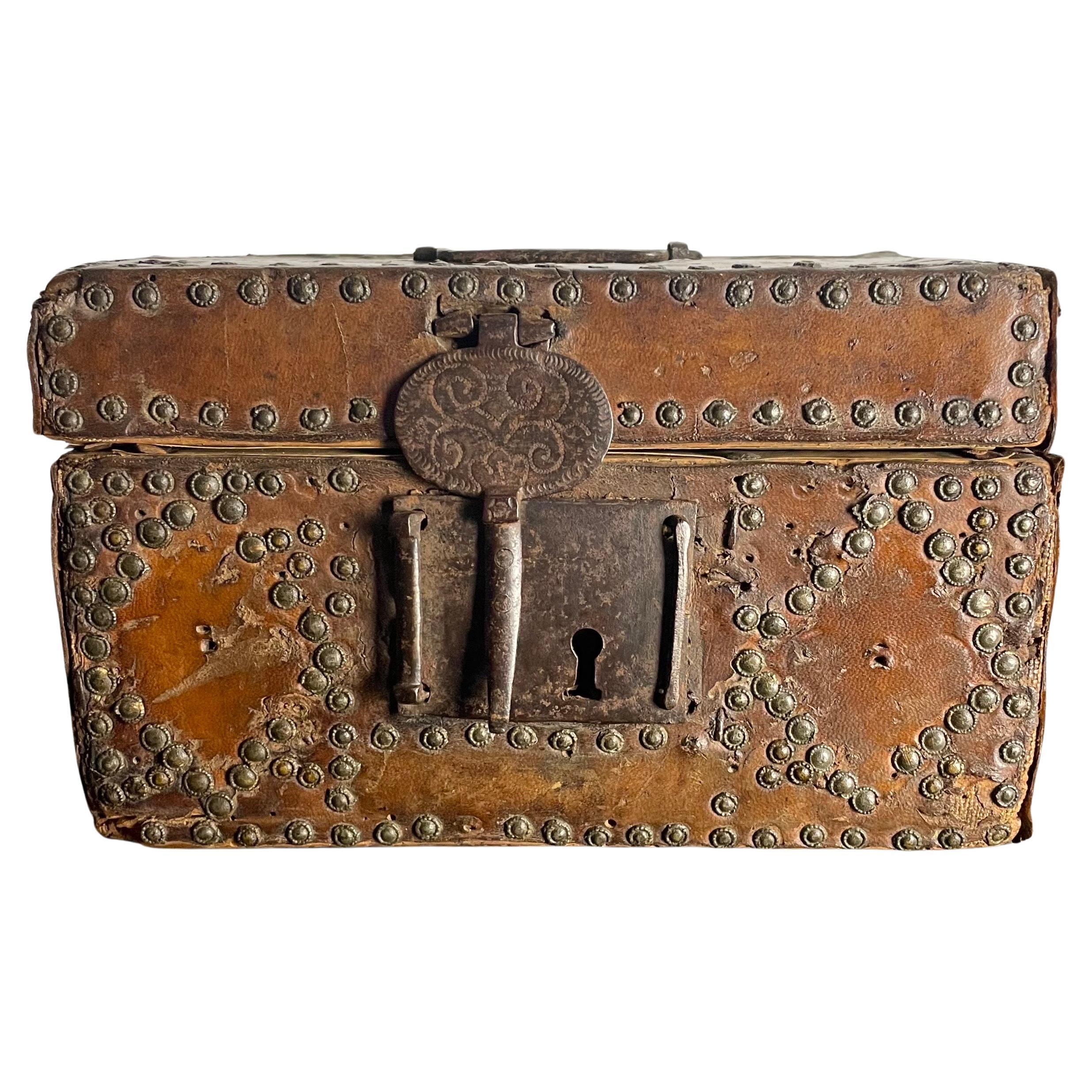 Caja Mensajera Francesa Luis XIV - Madera Envuelta en Cuero - Francia - XVII XVIII