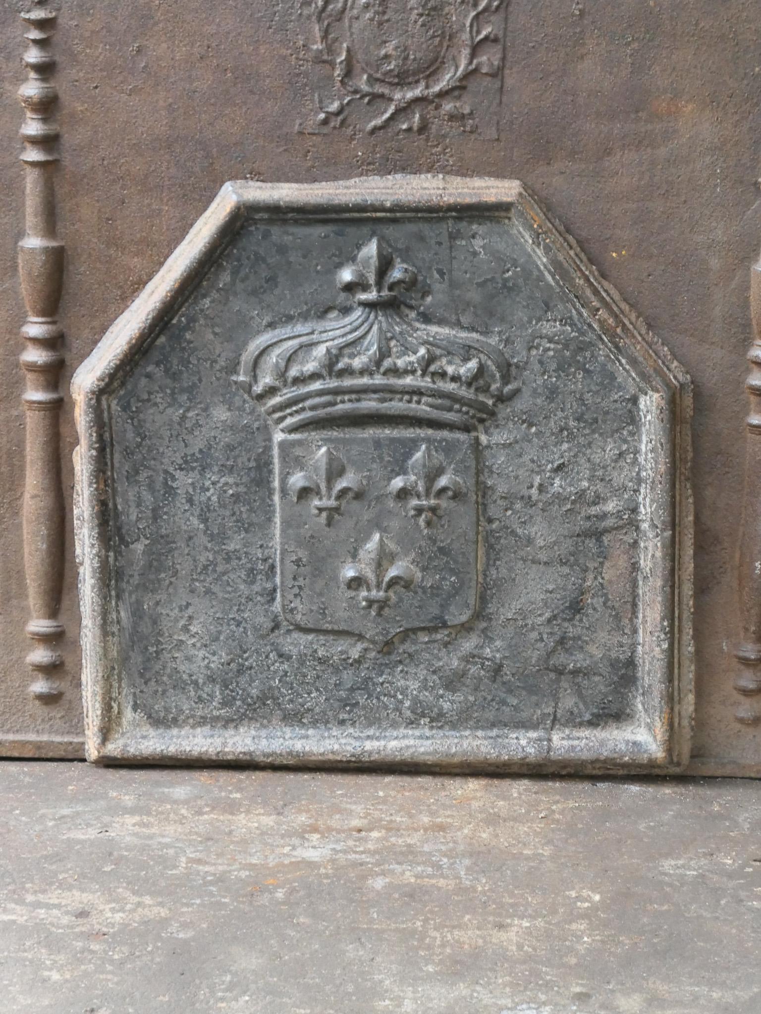 17th century French Louis XIV period fireback with the Arms of France. A coat of arms of the House of Bourbon, an originally French royal house that became a major dynasty in Europe. The house delivered kings for Spain (Navarra), France, both