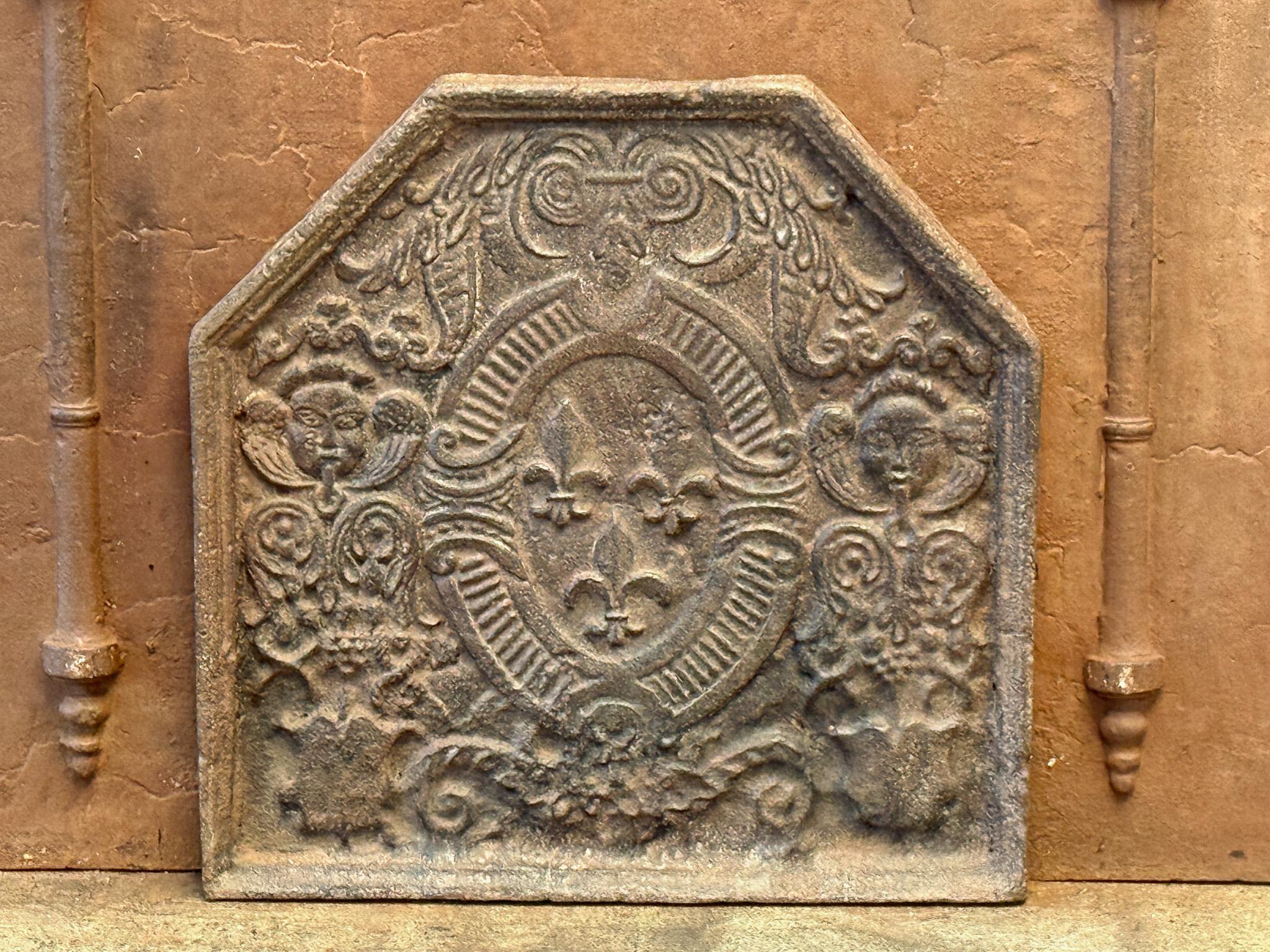 Respaldo de chimenea francés del siglo XVII, de la época de Luis XIV, con las armas de Francia. Escudo de la Casa de Borbón, casa real originariamente francesa que se convirtió en una importante dinastía en Europa. La casa dio reyes para España