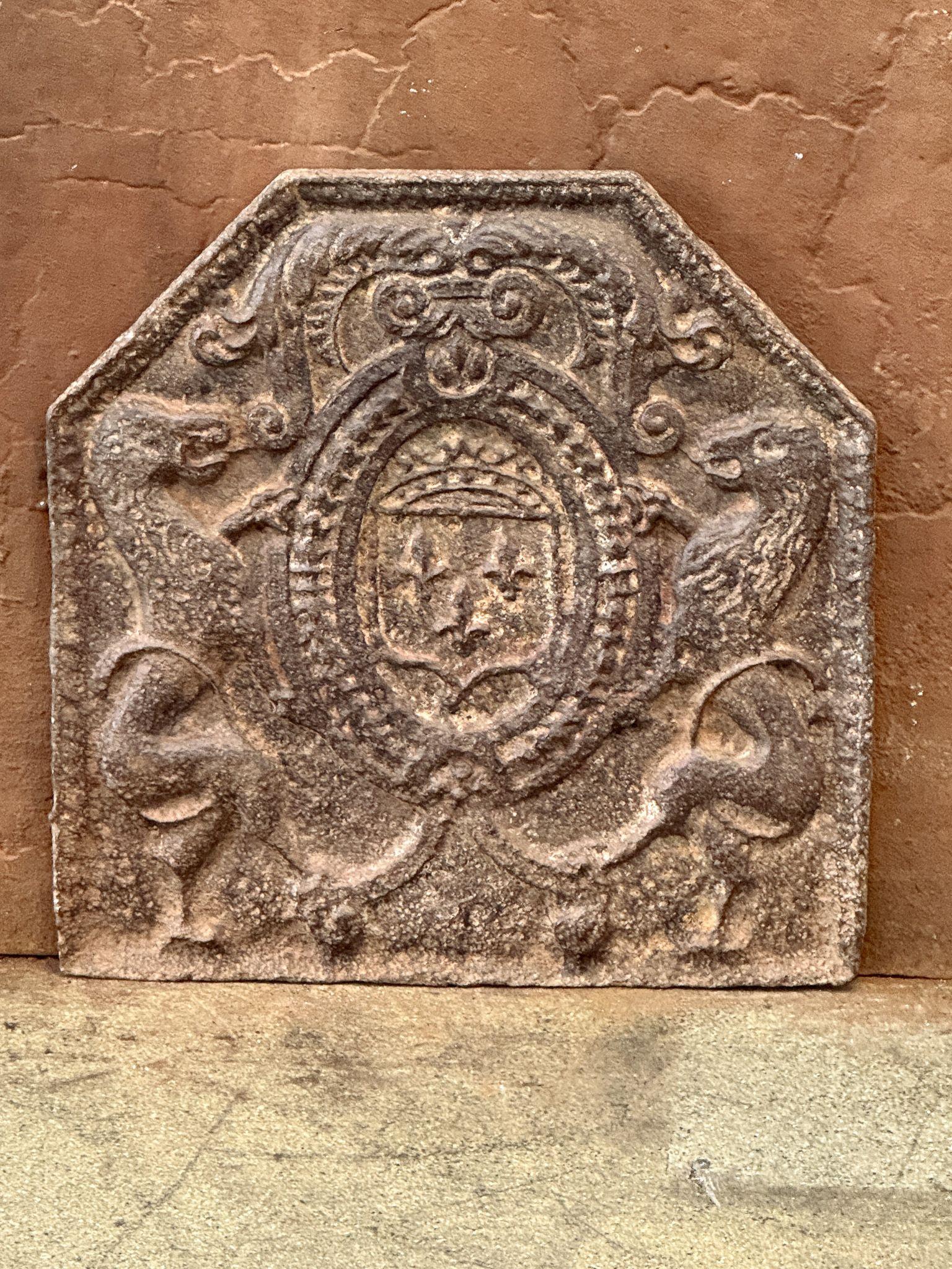 Beautiful 17th century French Louis XIV Period fireback with the arms of France. This is the coat of arms of the House of Bourbon, an originally French royal house that became a major dynasty in Europe. It delivered kings for Spain (Navarra),