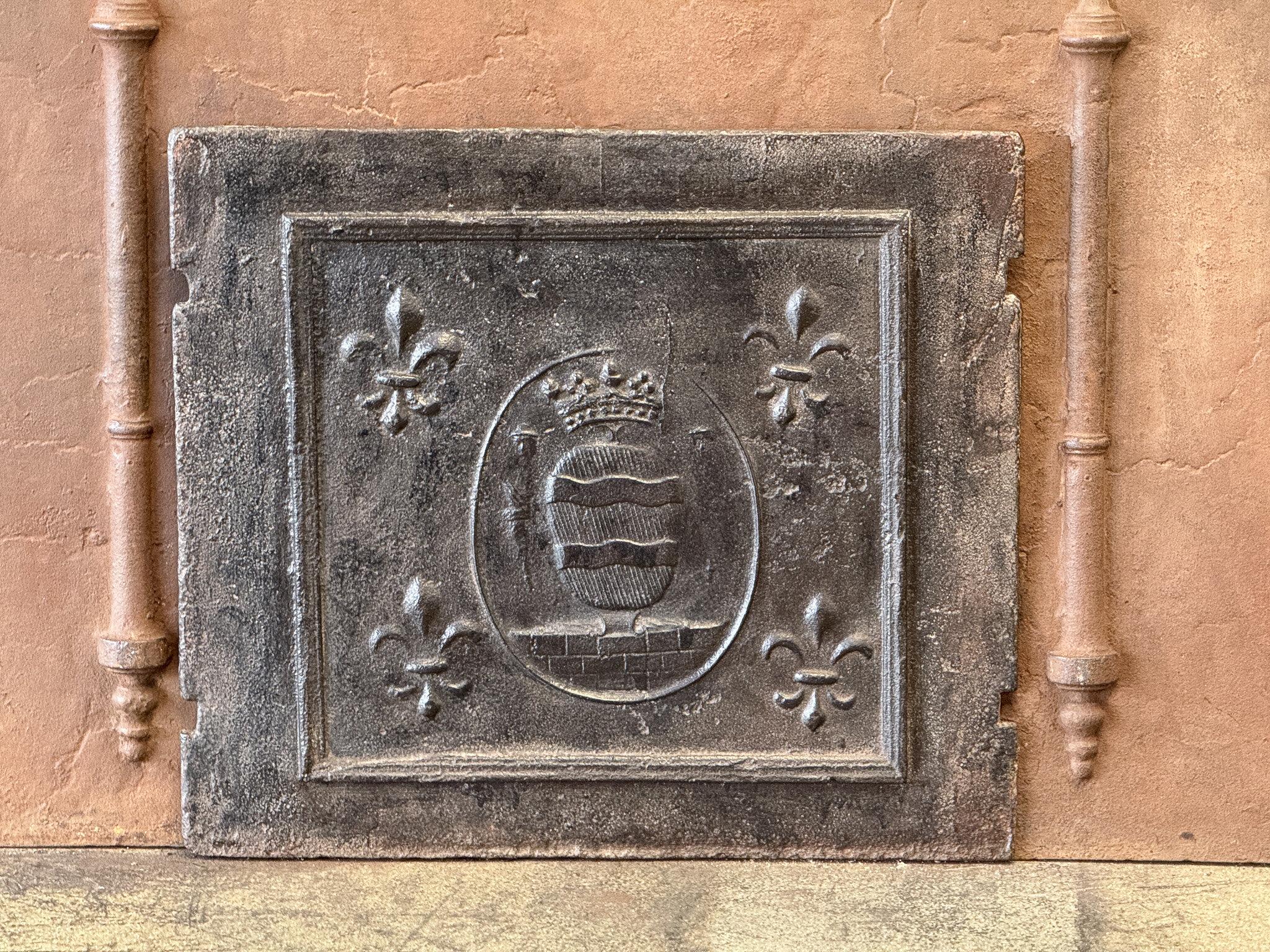 French Louis XIV Period fireback with an unknown coat of arms, 17th Century.

The fireback is made of cast iron and has a natural brown patina. Upon request, it can be made black / pewter. It is in good condition and has no cracks.