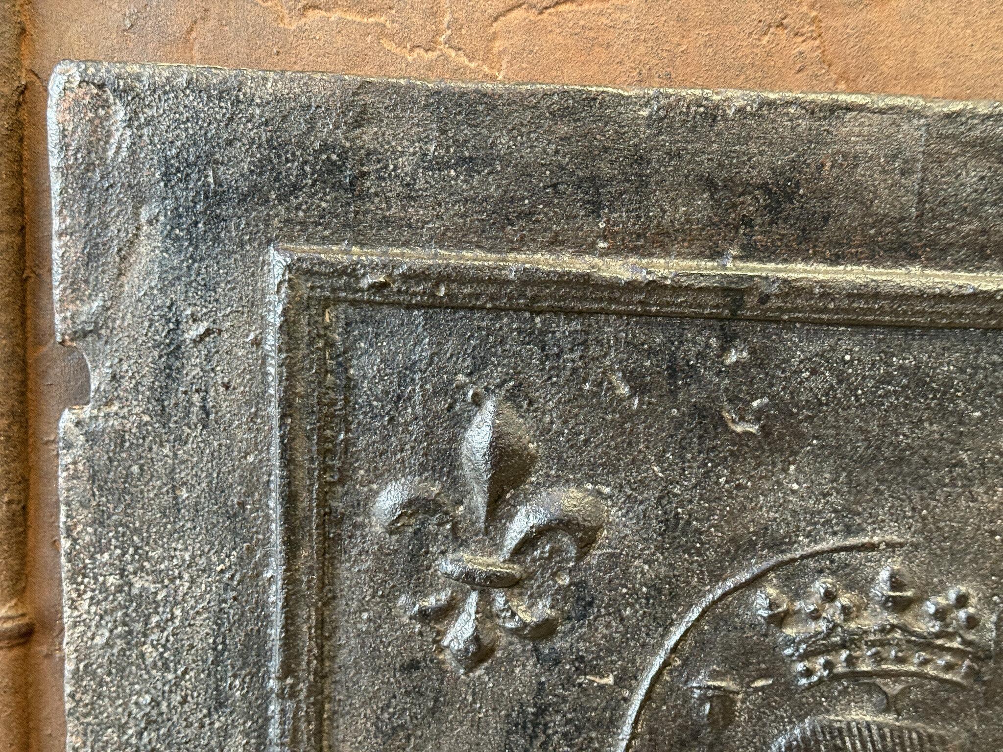 French Louis XIV Period 'Coat of Arms' Fireback / Backsplash, 17th Century In Good Condition For Sale In Amerongen, Amerongen