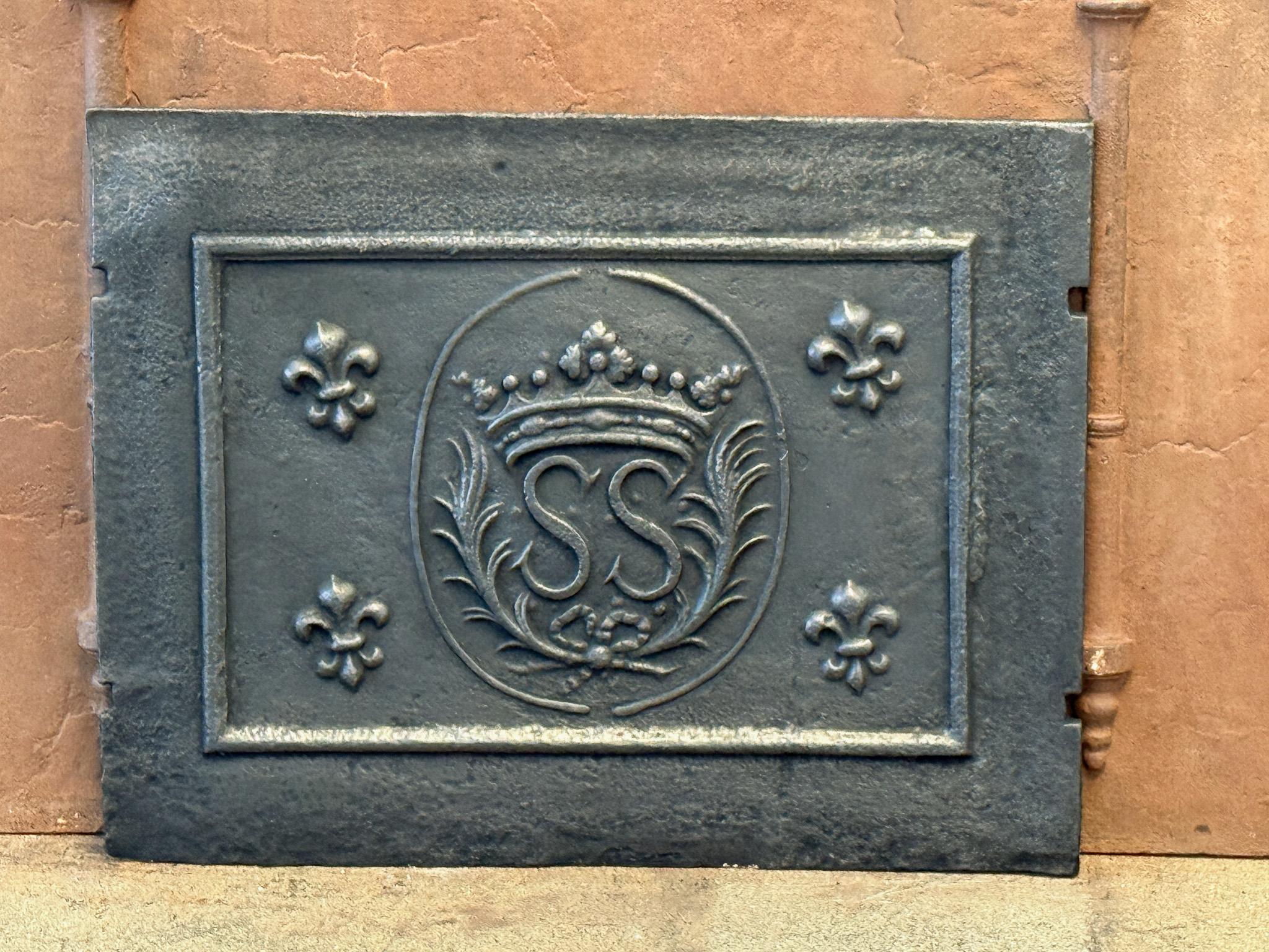 Plaque de cheminée d'époque Louis XIV à décor d'armoiries. Fin du 17e ou début du 18e siècle.

La plaque de cheminée est en fonte et a une patine noire/étain. Il est en bon état et ne présente aucune fissure.