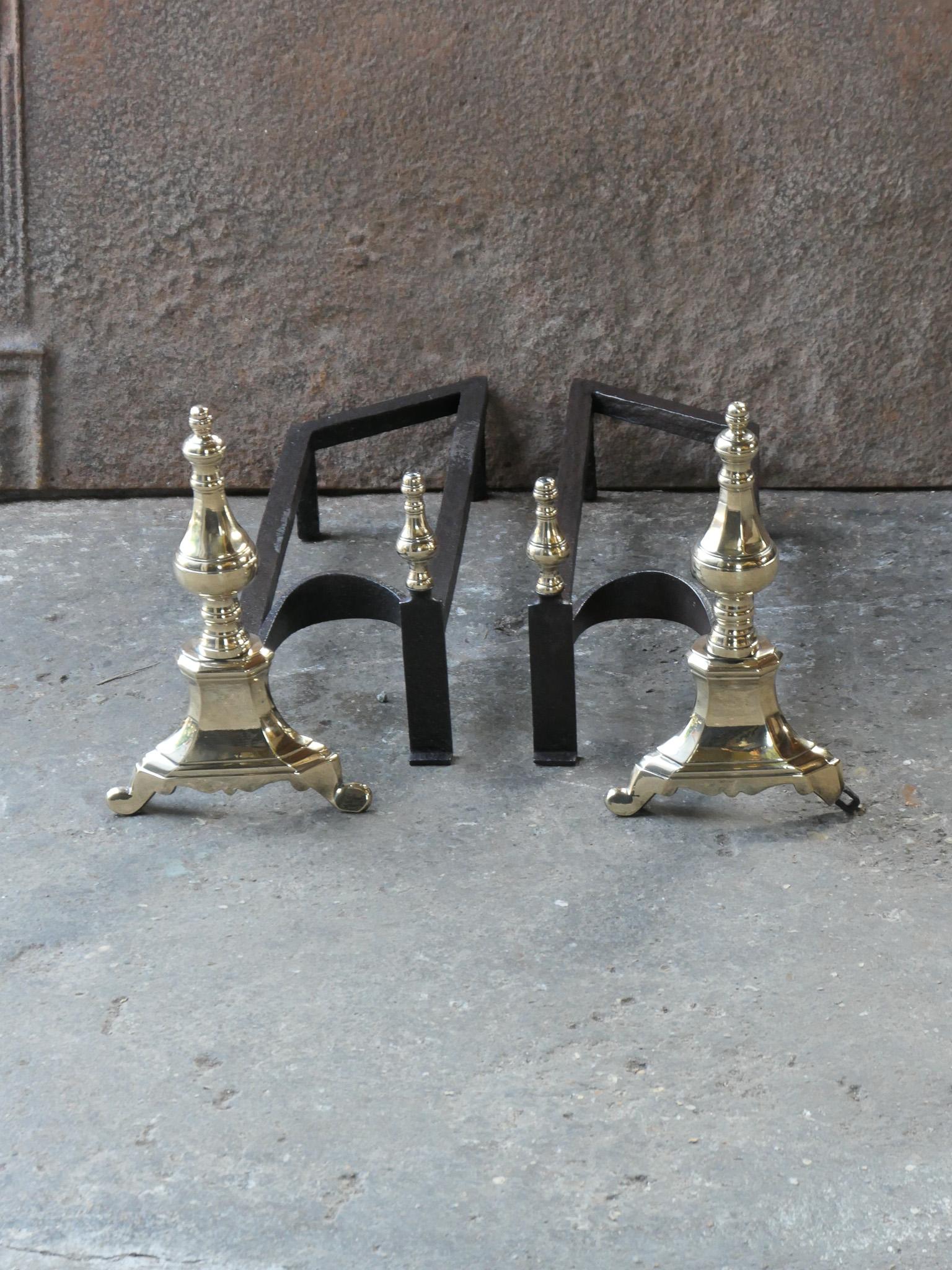 Französischer Feuerrost oder Andirons aus dem 17. Jahrhundert im Stil Ludwigs XIV. Gefertigt aus schön geschmiedetem Schmiedeeisen und polierter Bronze. Der Zustand ist gut.






  