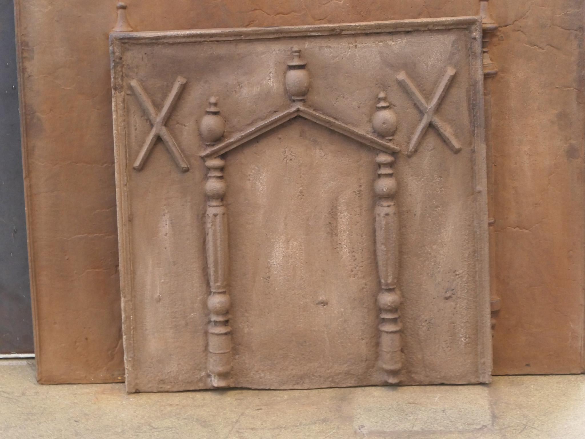 Late 17th or early 18th century French Louis XIV Period fireback with pillars and a pediment.

The pediment was a classical architectural element to add grandness.

The fireback is made of cast iron and has a natural brown patina. Upon request, it