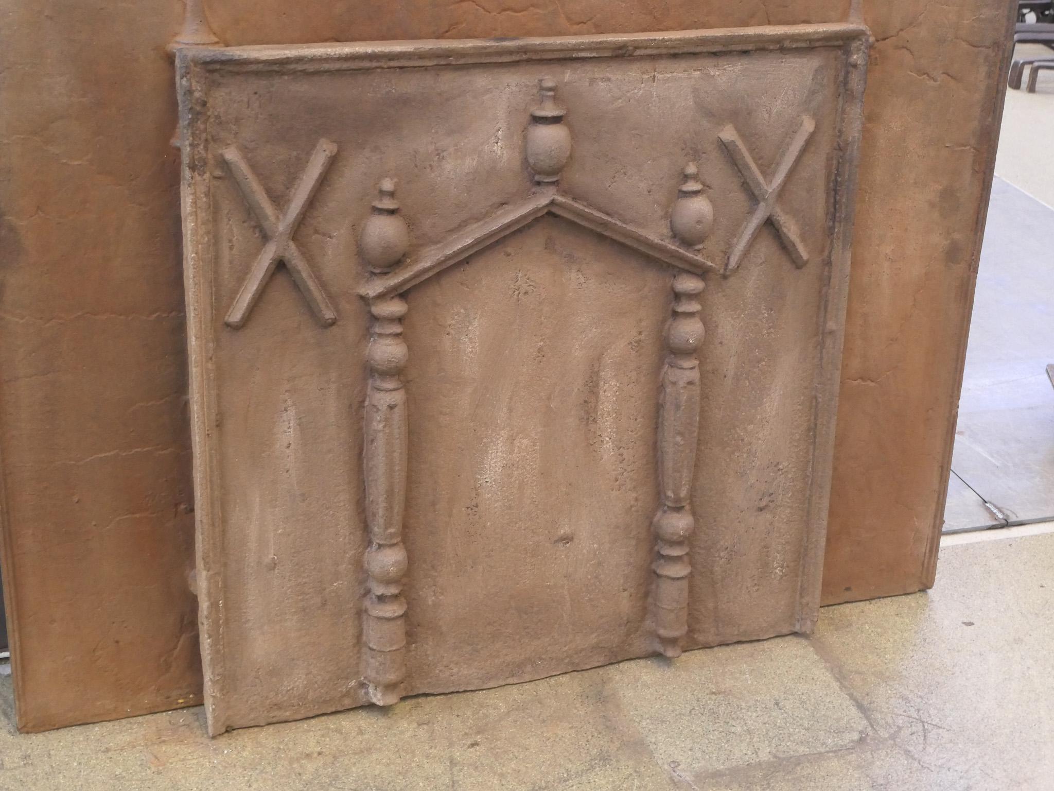 French Louis XIV Period 'Pillars and Pediment' Fireback / Backsplash In Good Condition For Sale In Soest, NL