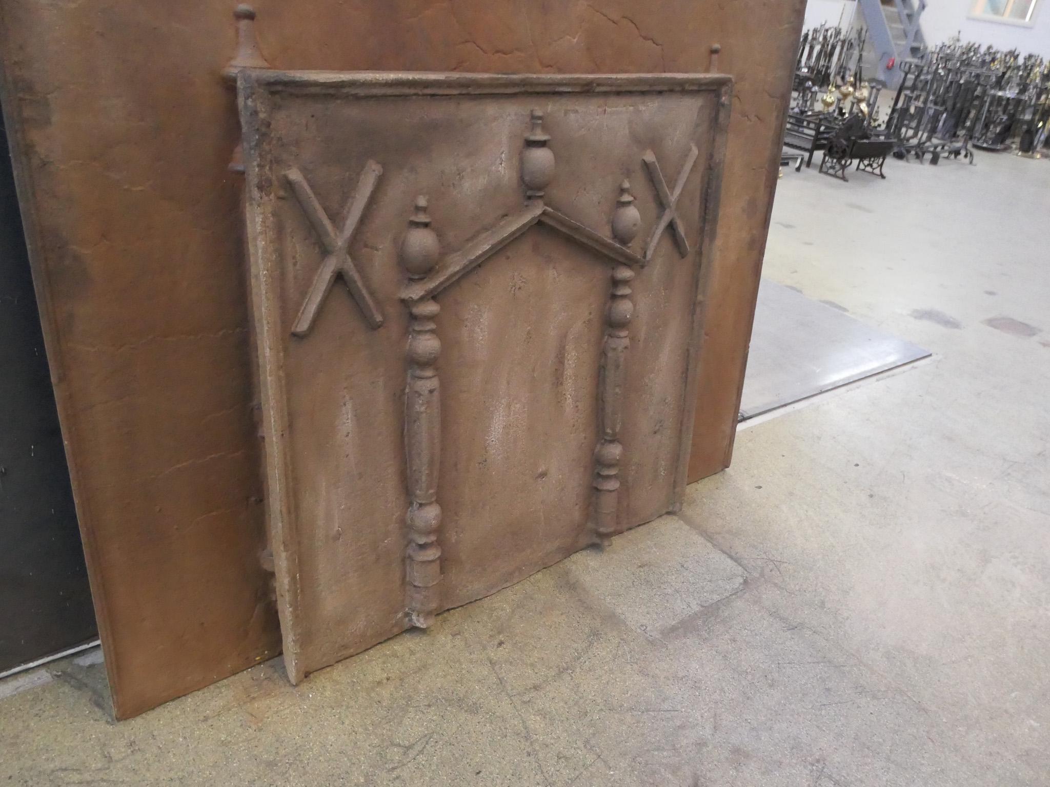 French Louis XIV Period 'Pillars and Pediment' Fireback / Backsplash For Sale 2