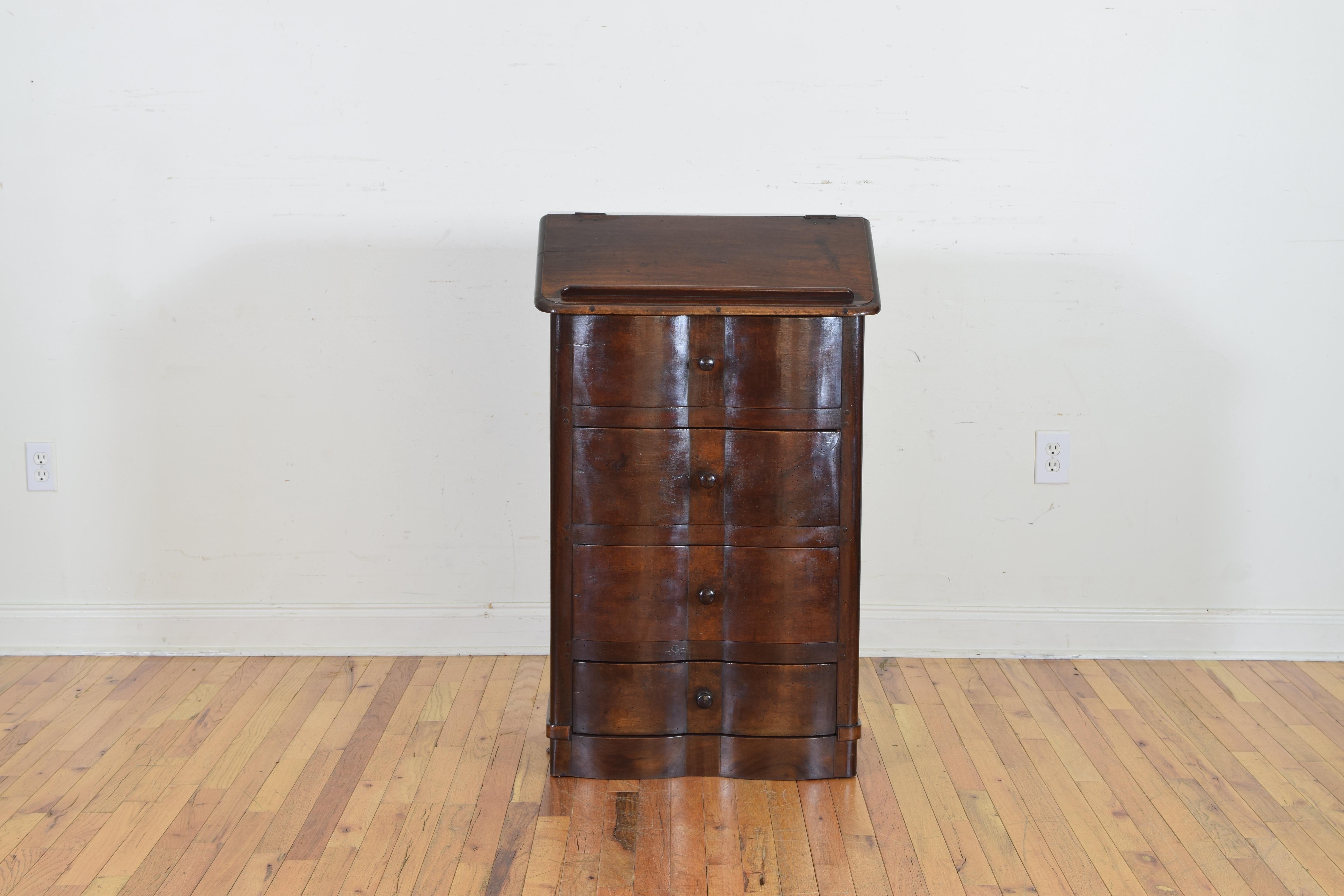 French Louis XIV Period Walnut Four-Drawer Bureau Commode, Early 18th Century In Excellent Condition In Atlanta, GA