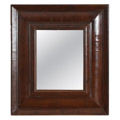 Specchio a forma di cuscino in noce impiallacciato francese del periodo Luigi XIV, inizio XVIII secolo