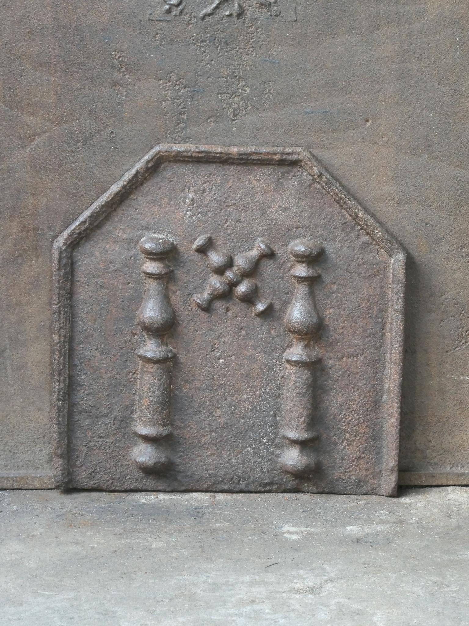 French Louis XIV 'Pillars with Saint Andrew's Cross' Fireback / Backsplash In Good Condition For Sale In Soest, NL