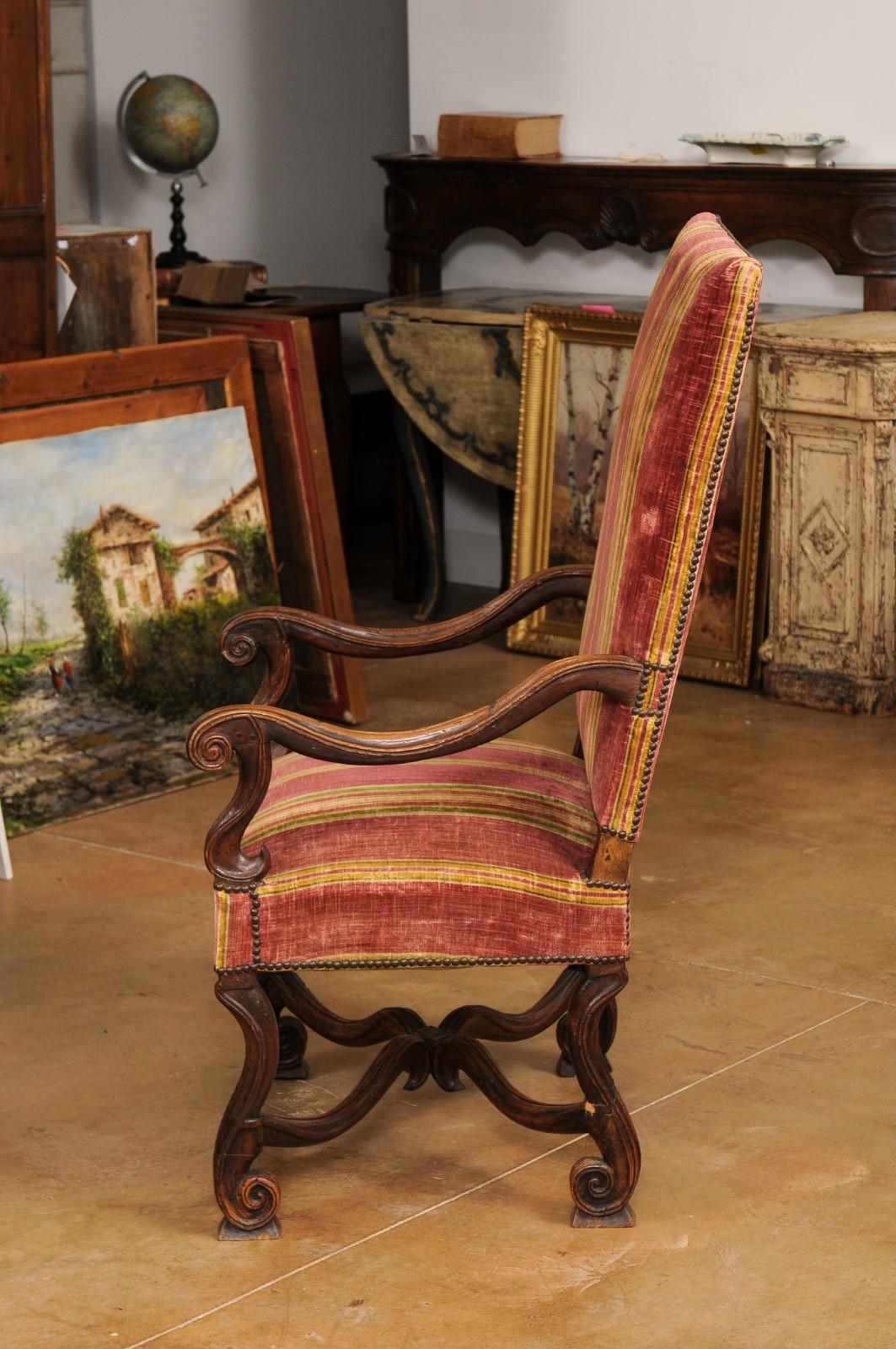French Louis XIV Style 1790s Carved Walnut Fauteuil with Scrolling Arms and Legs For Sale 3