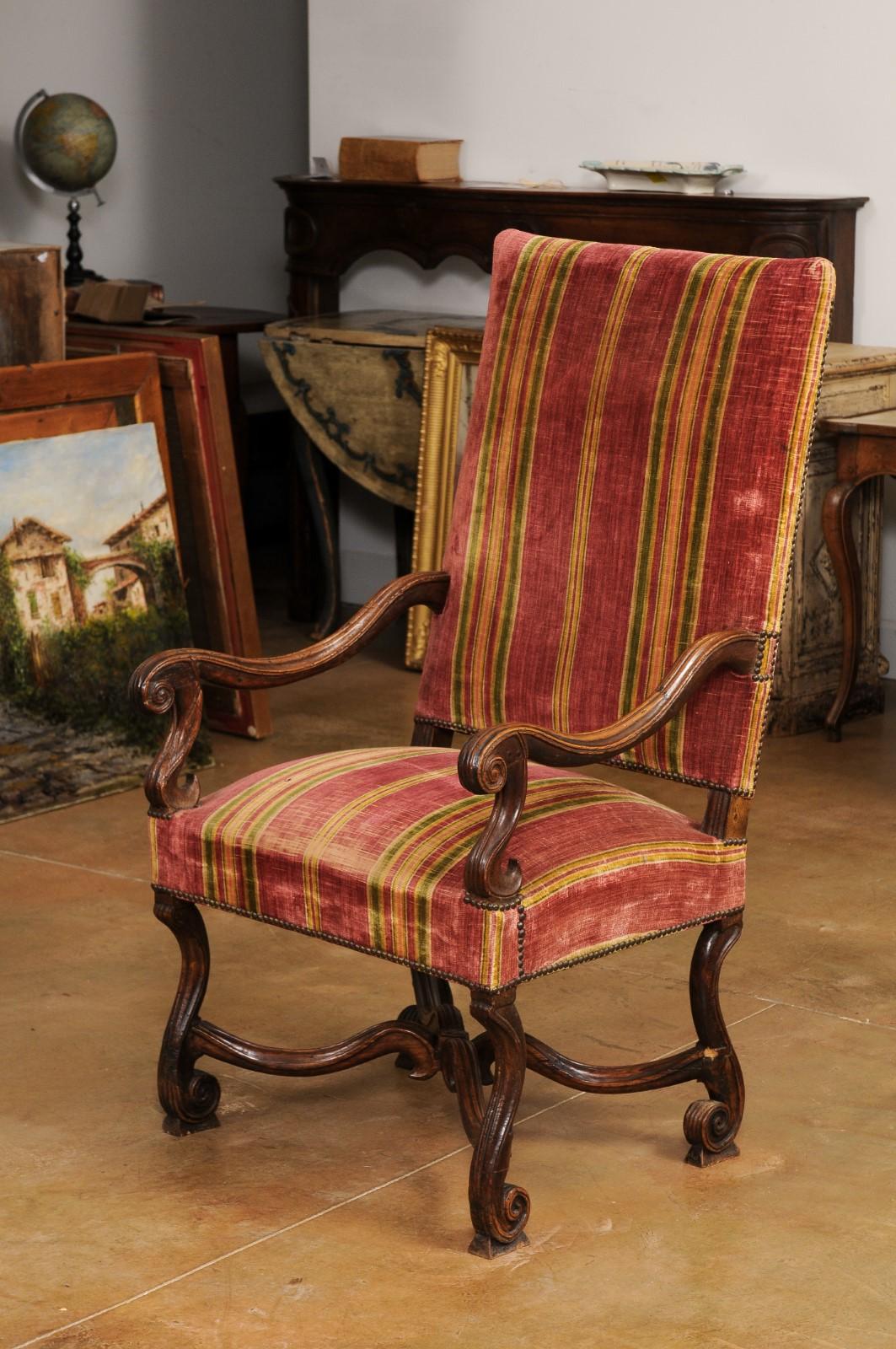 French Louis XIV Style 1790s Carved Walnut Fauteuil with Scrolling Arms and Legs For Sale 4