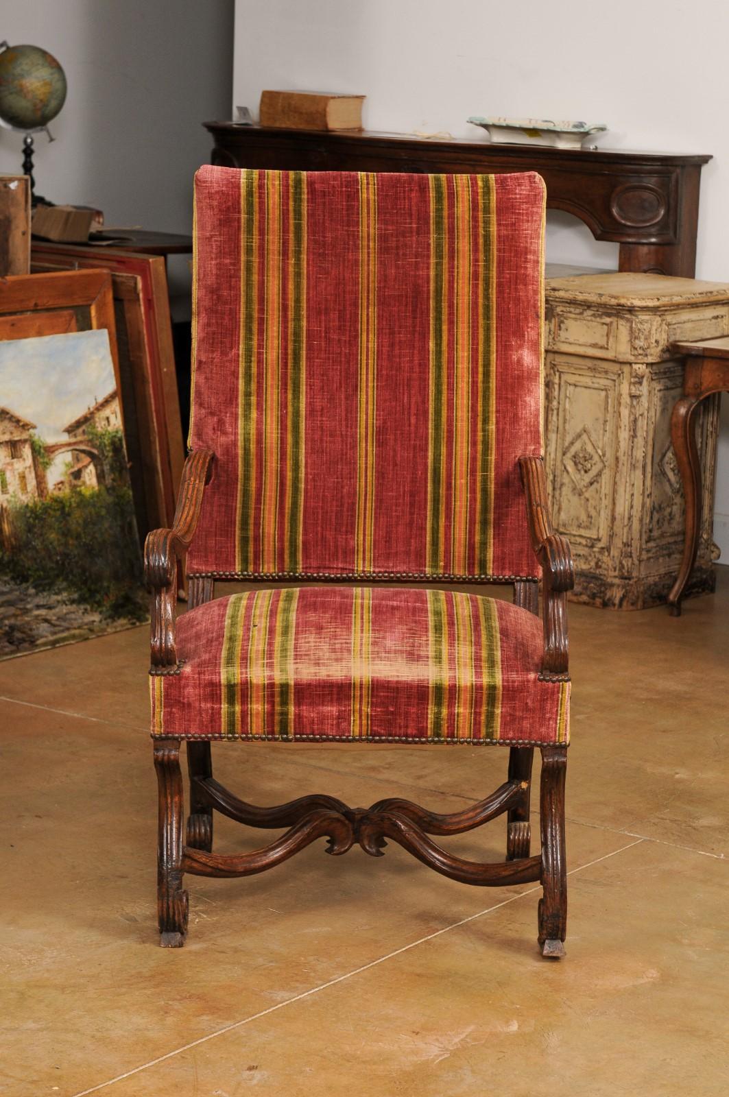 French Louis XIV Style 1790s Carved Walnut Fauteuil with Scrolling Arms and Legs For Sale 5
