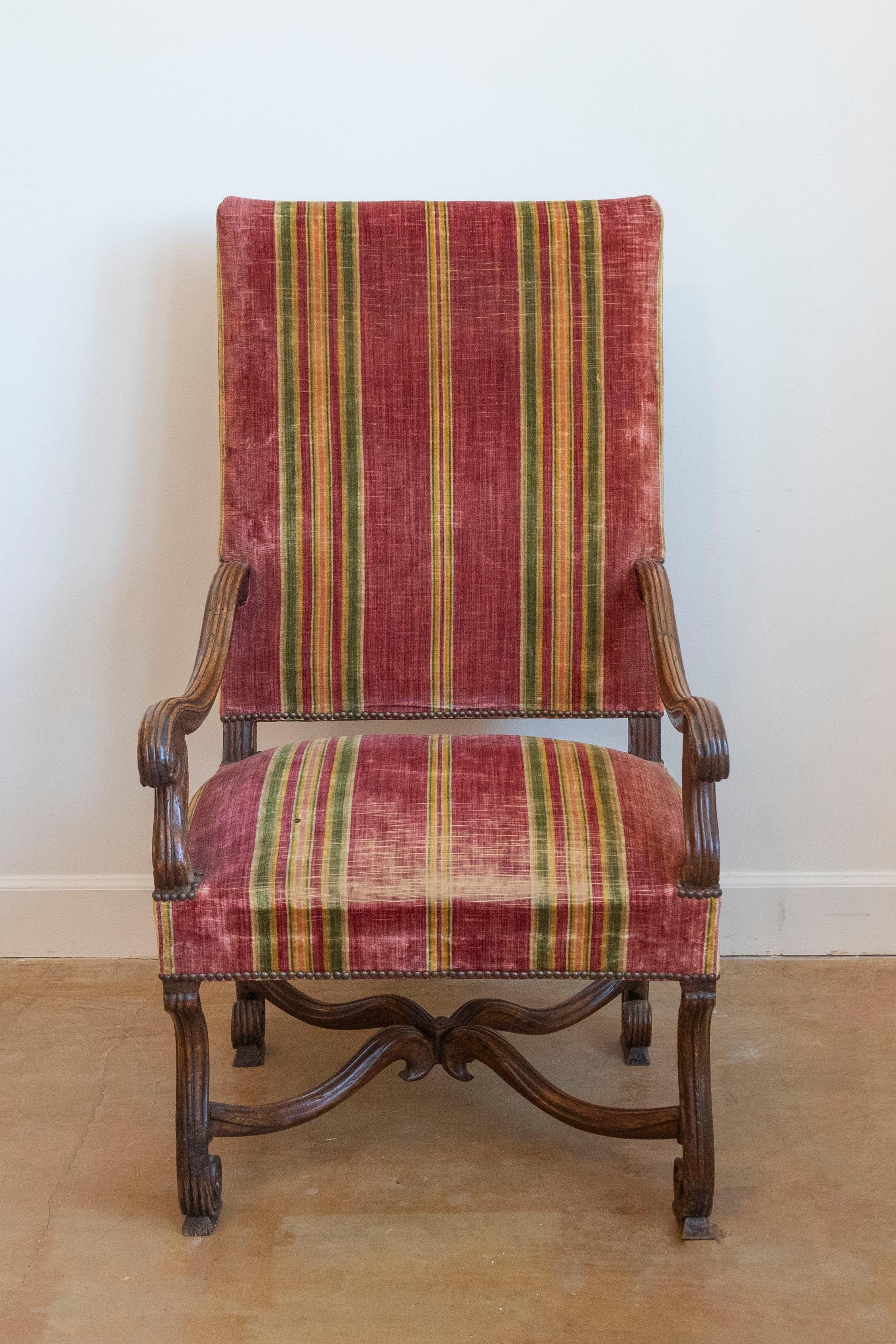 Fauteuil francés de nogal tallado estilo Luis XIV de la década de 1790 con brazos y patas en forma de volutas Francés en venta