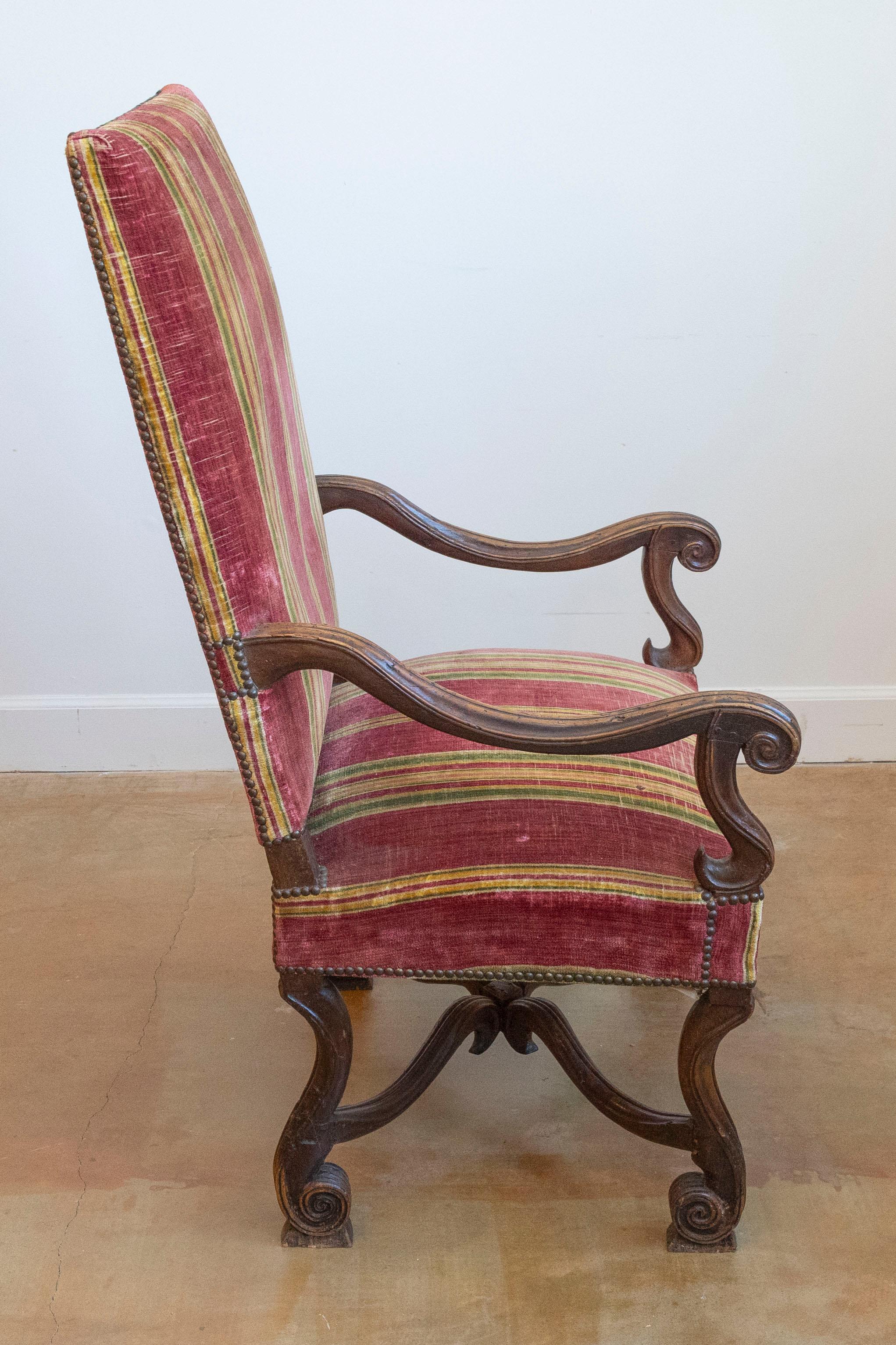 Fauteuil francés de nogal tallado estilo Luis XIV de la década de 1790 con brazos y patas en forma de volutas Tallado en venta