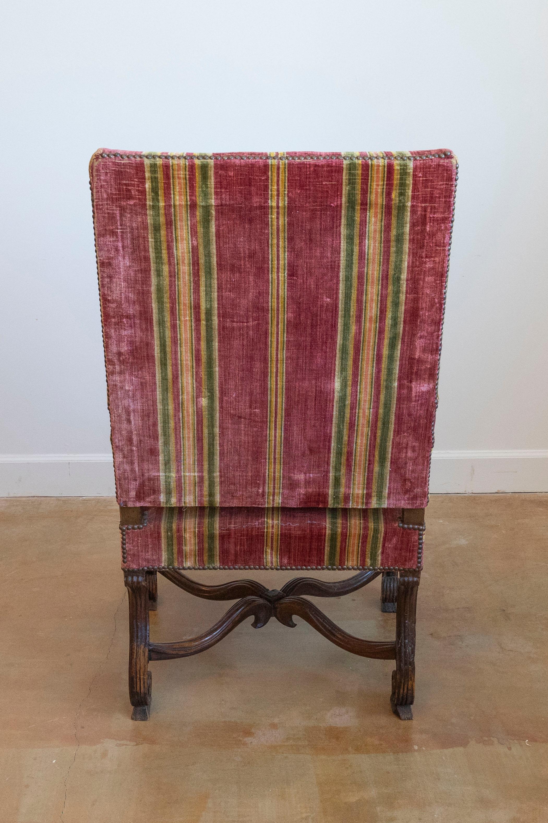 Fauteuil francés de nogal tallado estilo Luis XIV de la década de 1790 con brazos y patas en forma de volutas en Bueno estado para la venta en Atlanta, GA