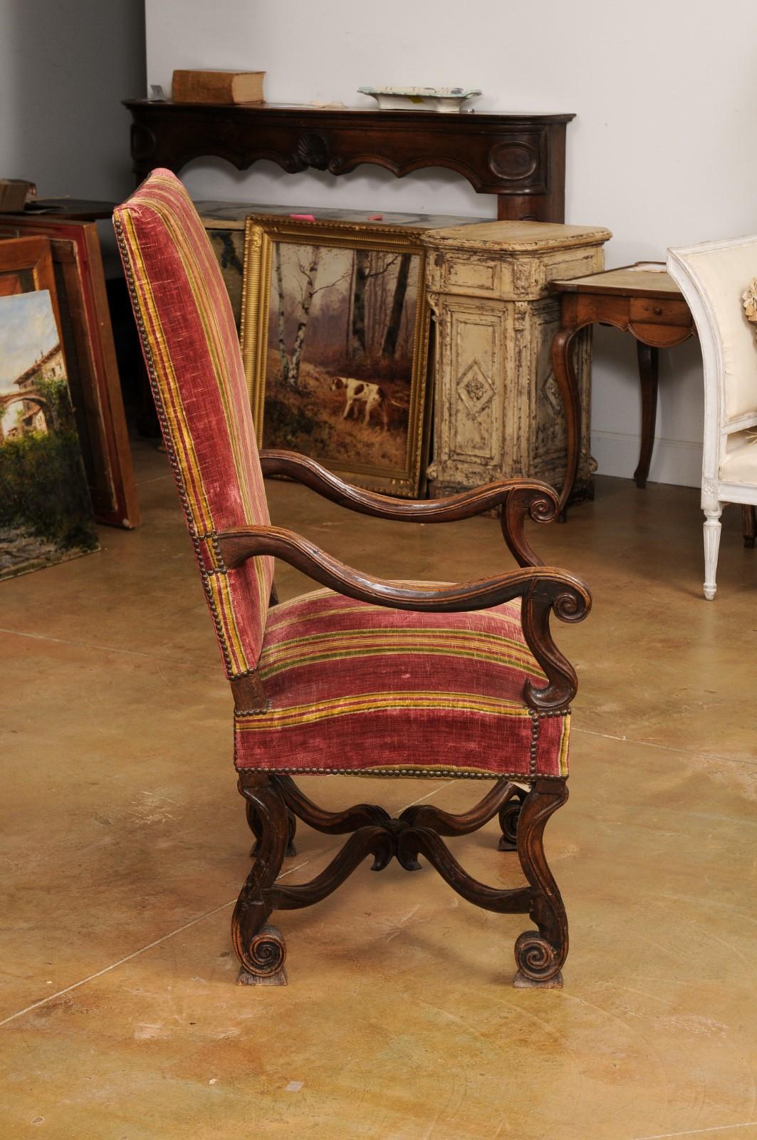 French Louis XIV Style 1790s Carved Walnut Fauteuil with Scrolling Arms and Legs In Good Condition For Sale In Atlanta, GA
