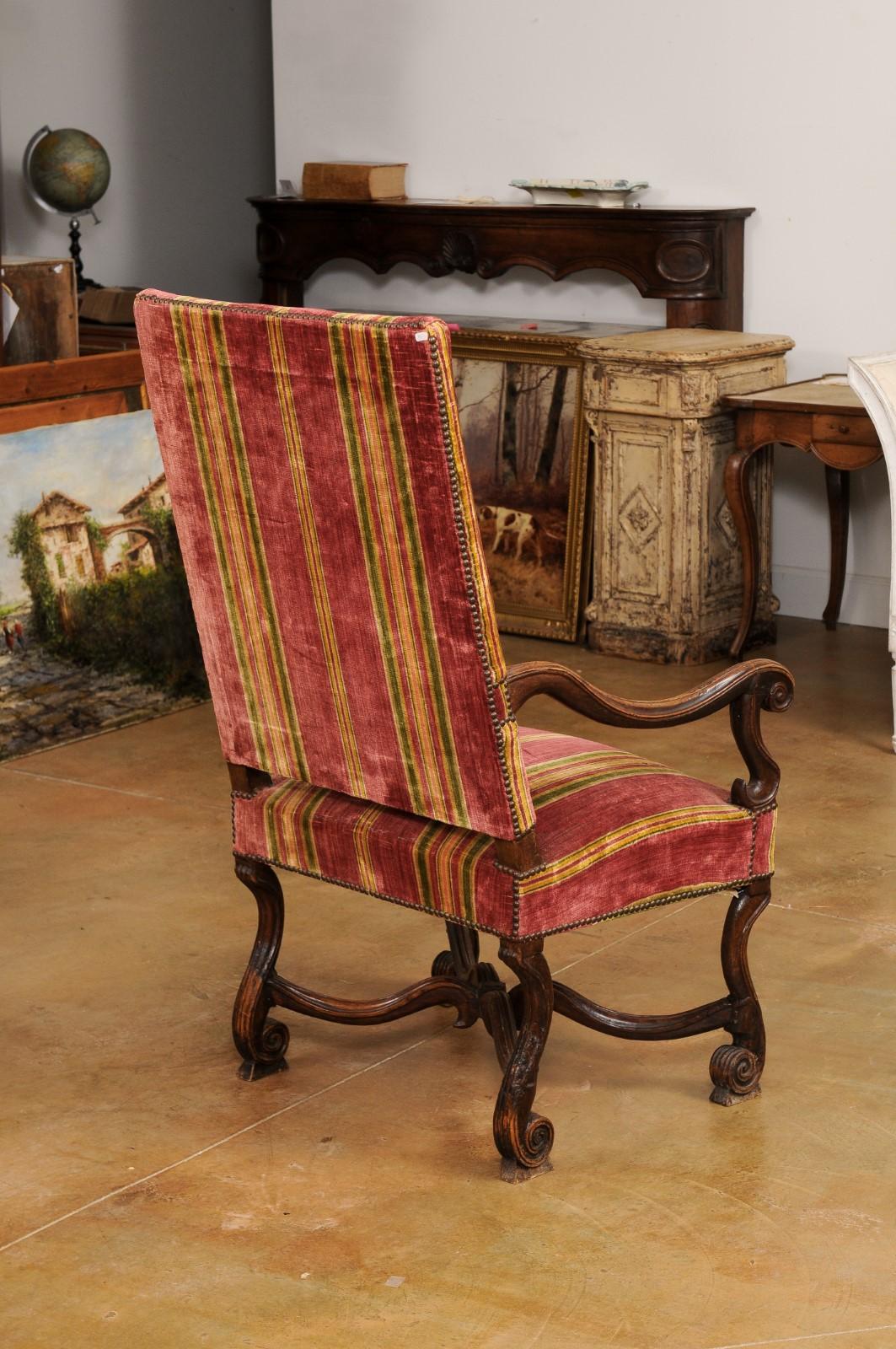 18th Century and Earlier French Louis XIV Style 1790s Carved Walnut Fauteuil with Scrolling Arms and Legs For Sale
