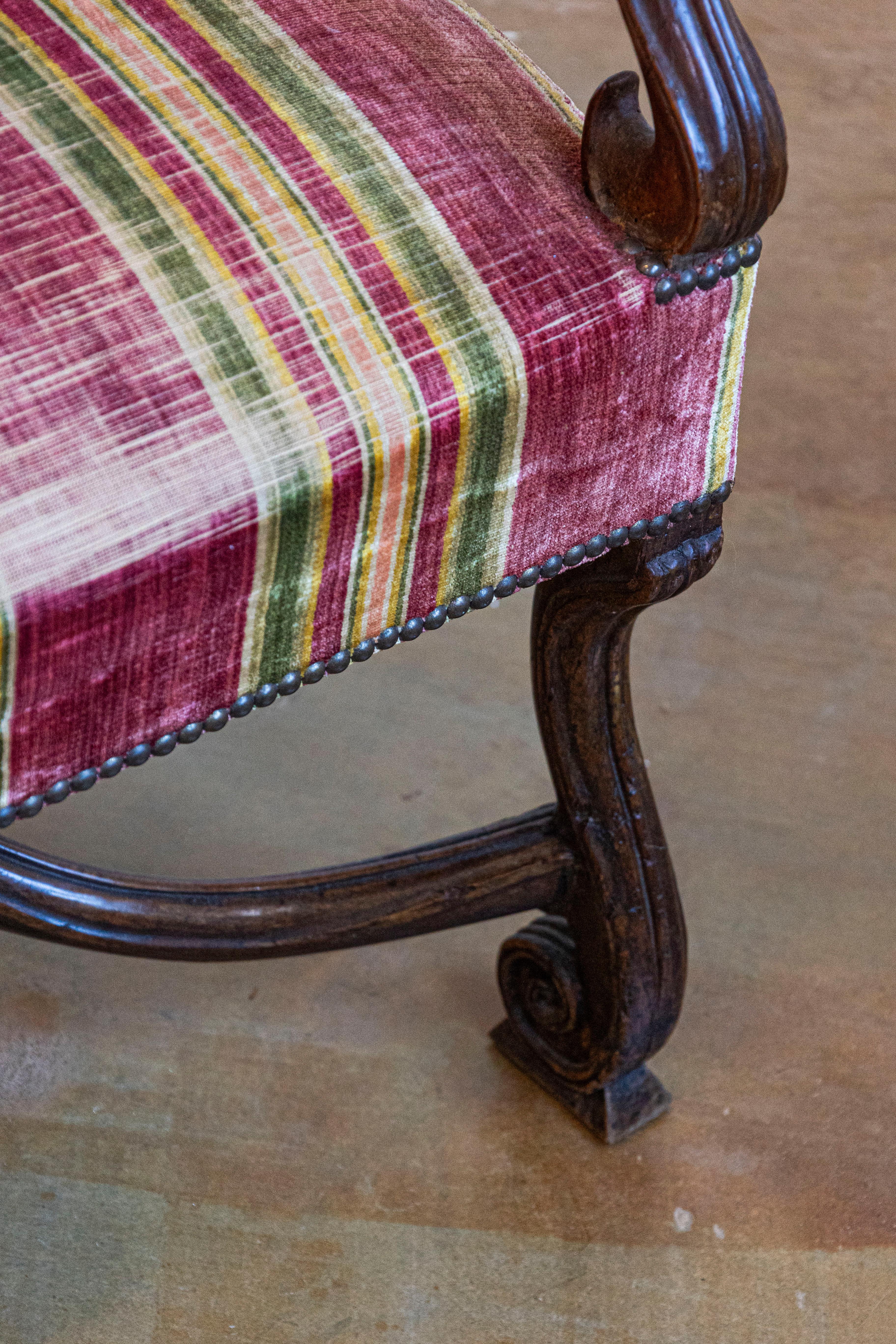 Fauteuil francés de nogal tallado estilo Luis XIV de la década de 1790 con brazos y patas en forma de volutas Tapicería en venta