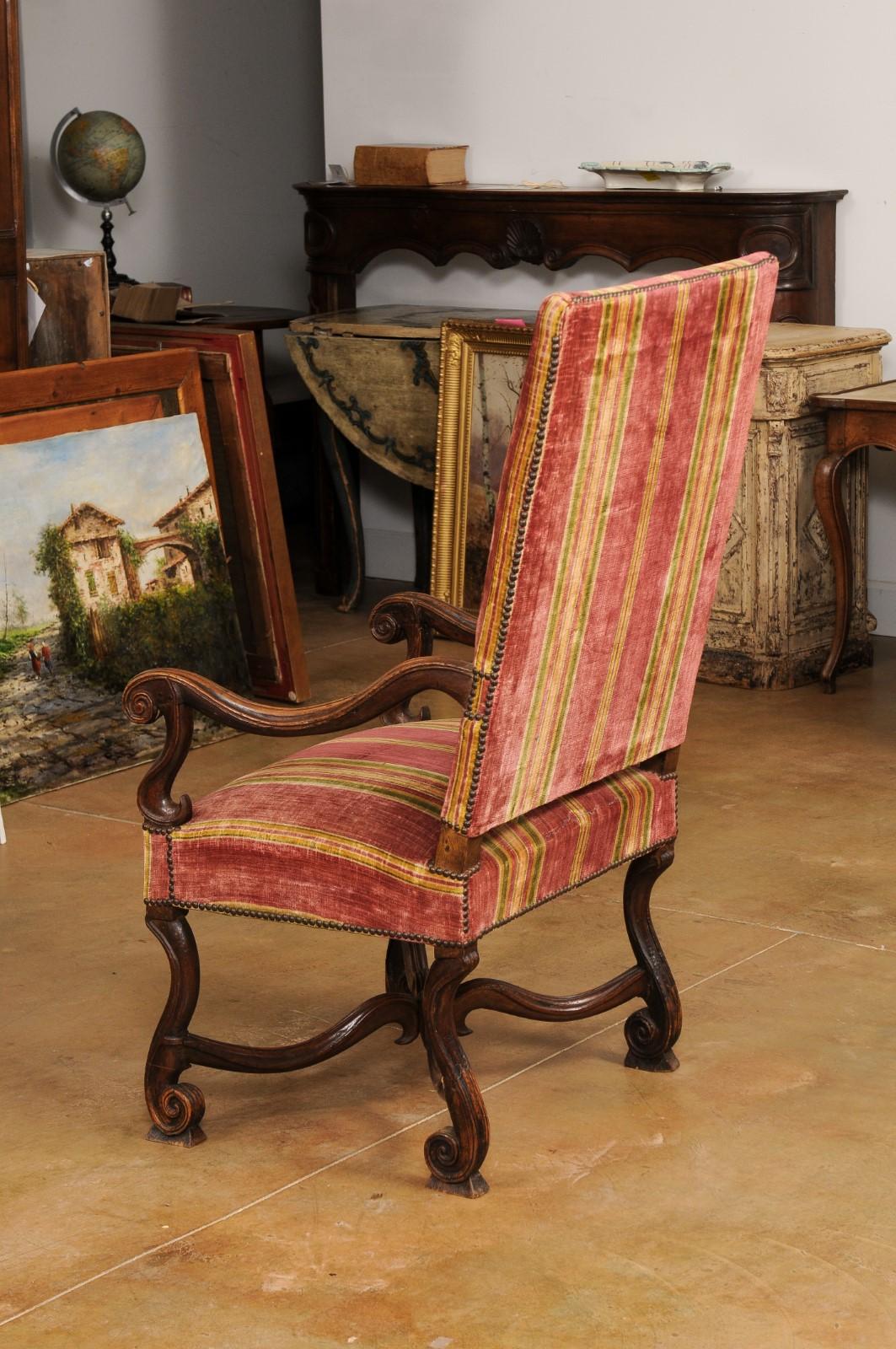 French Louis XIV Style 1790s Carved Walnut Fauteuil with Scrolling Arms and Legs For Sale 2