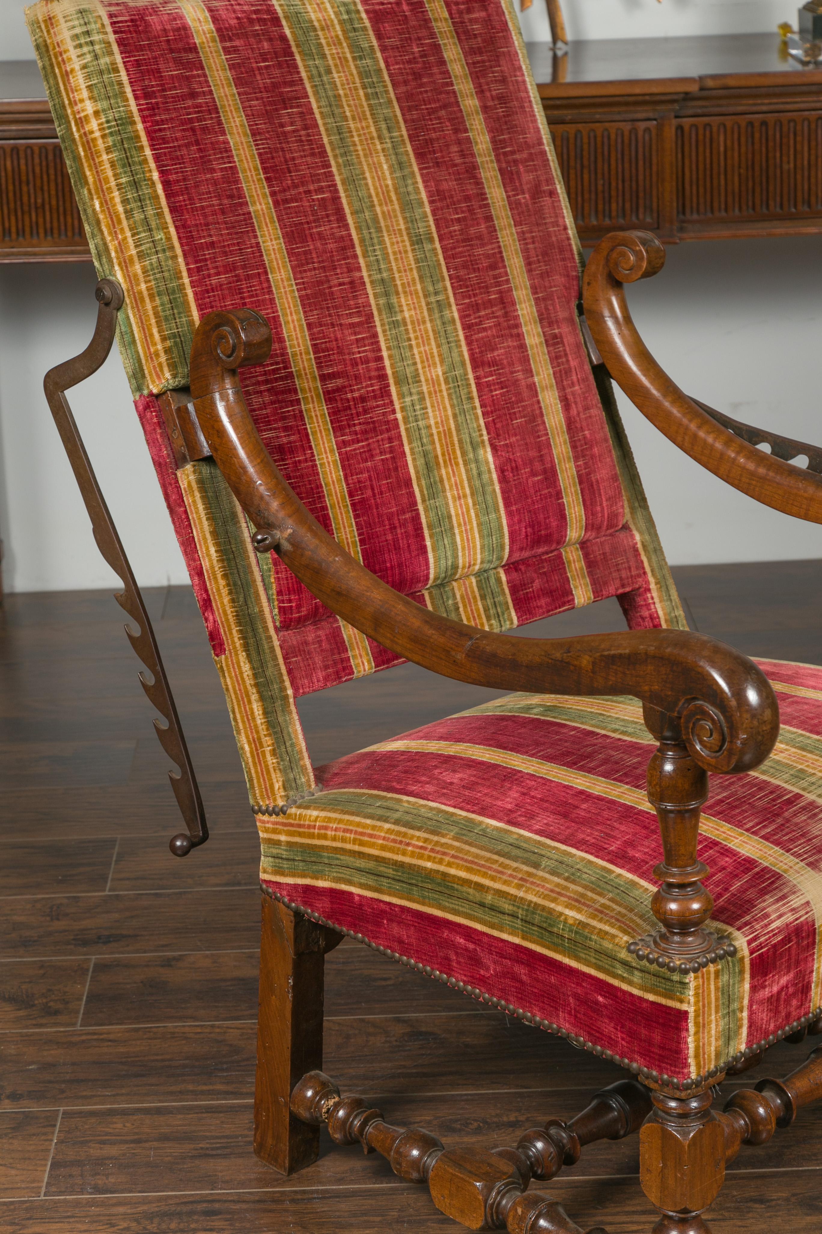 Sillón reclinable francés estilo Luis XIV del siglo XIX con base torneada en venta 7