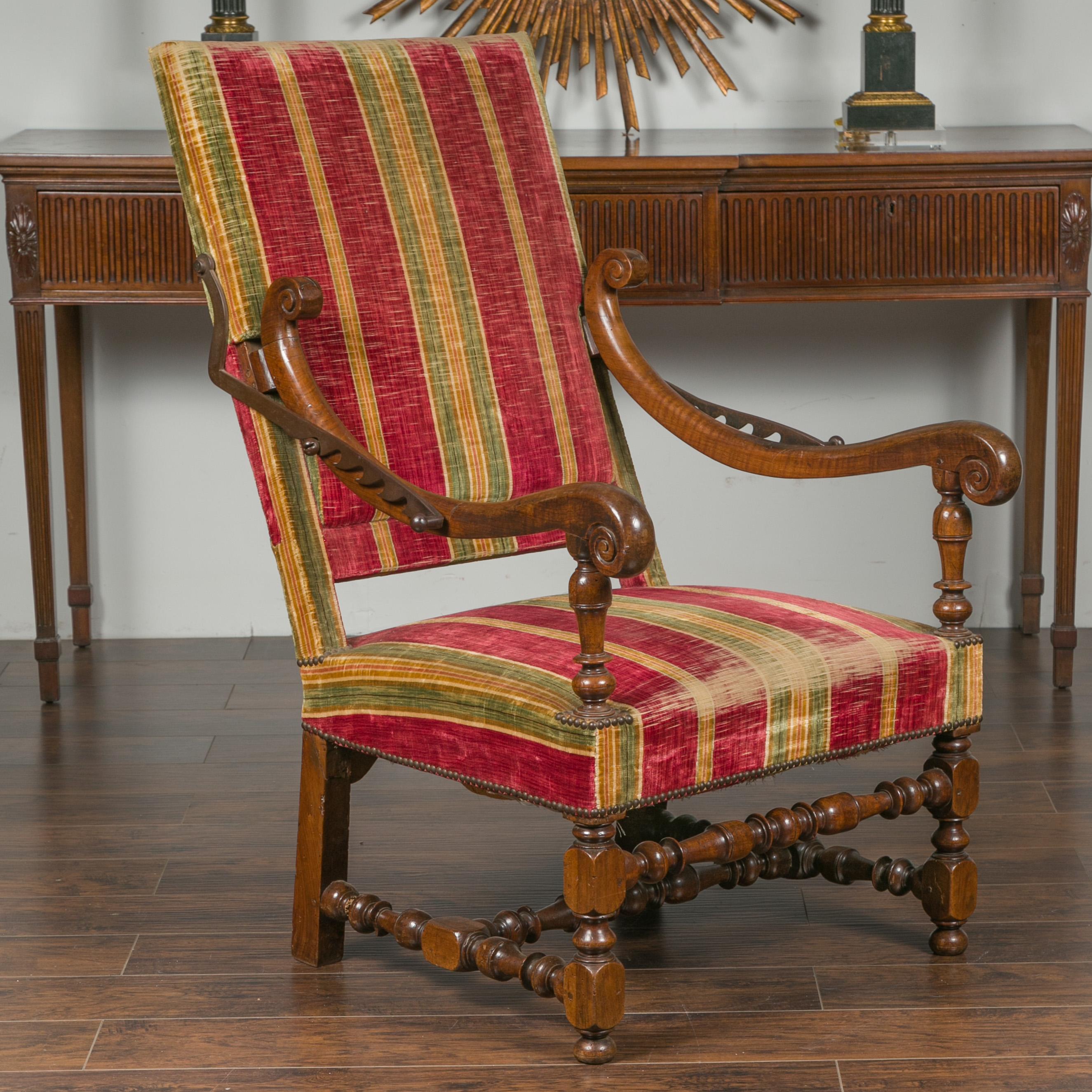 French Louis XIV Style 19th Century Reclining Armchair with Turned Base In Good Condition For Sale In Atlanta, GA