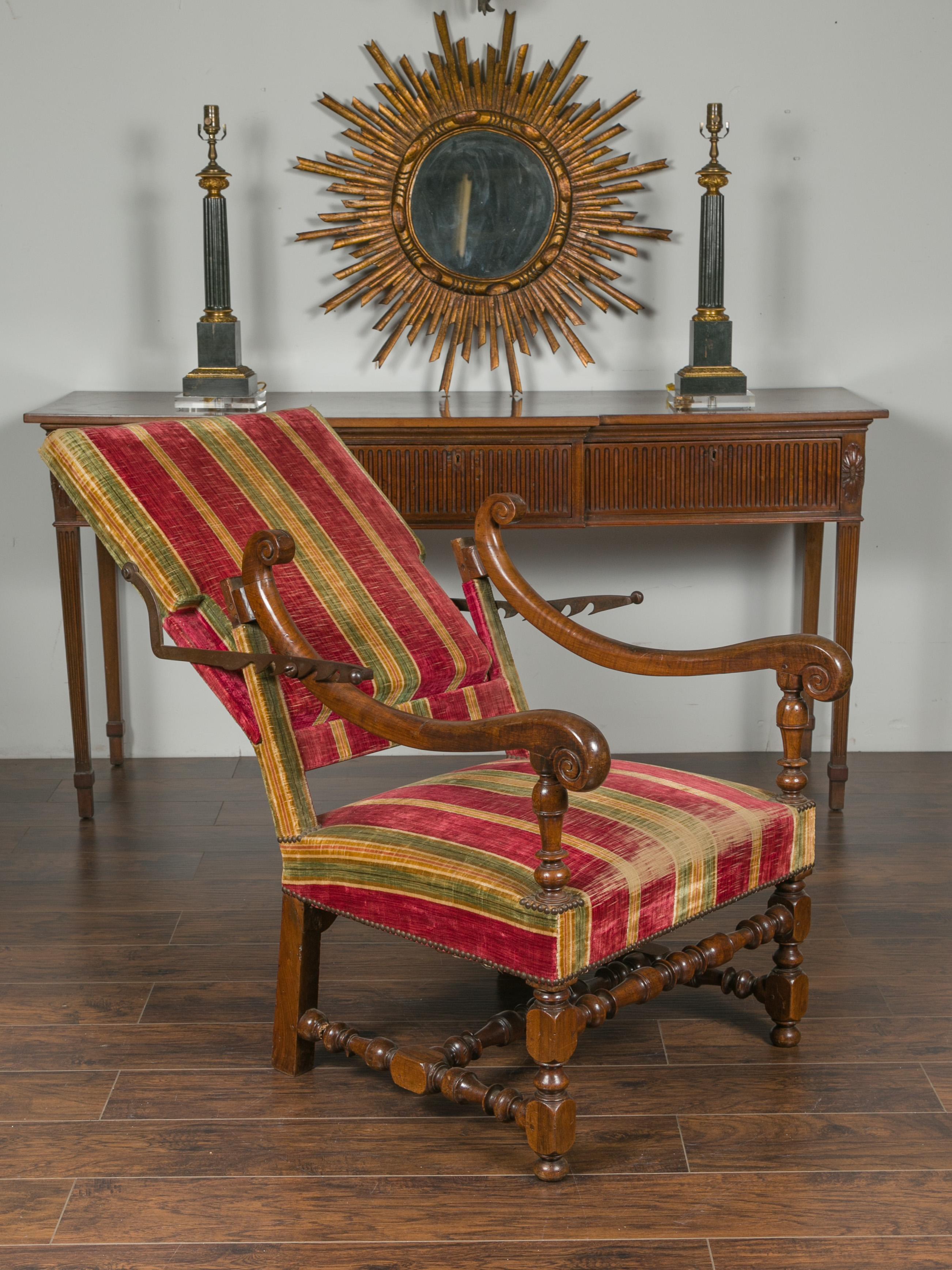 Tissu d'ameublement Fauteuil inclinable de style Louis XIV français du 19e siècle:: avec base tournante en vente