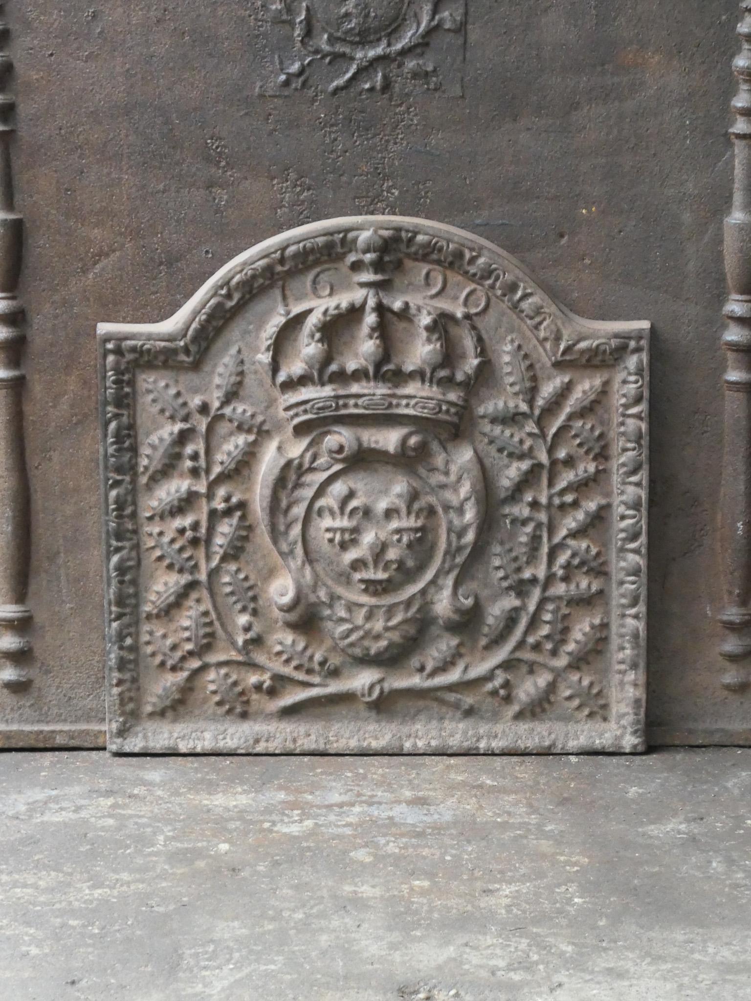 20th century French Louis XIV period fireback with the Arms of France. A coat of arms of the House of Bourbon, an originally French royal house that became a major dynasty in Europe. The house delivered kings for Spain (Navarra), France, both