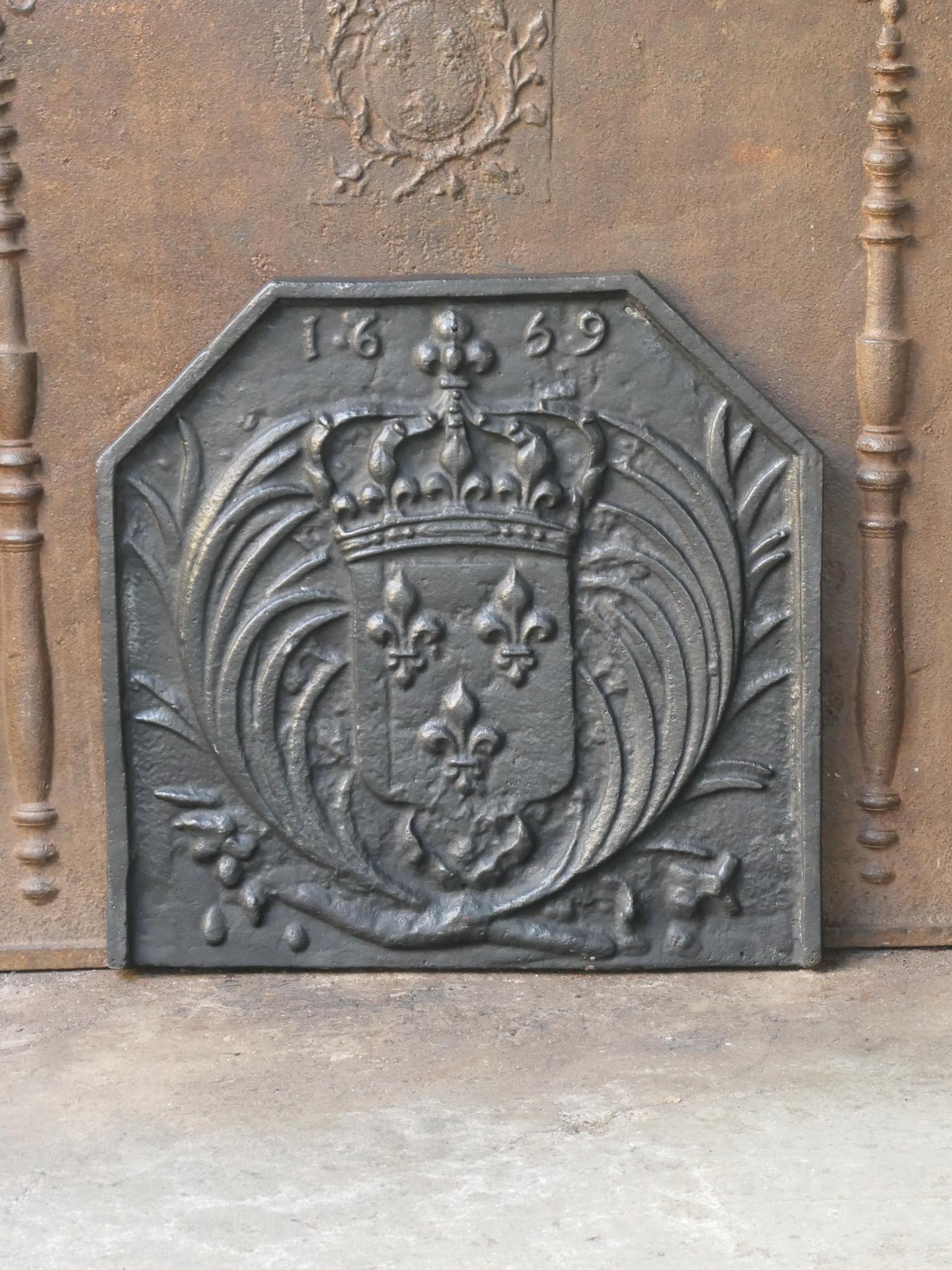 Plaque de cheminée française du 20e siècle de style Louis XIV avec les armoiries de la France. Un blason de la Maison de Bourbon, une maison royale d'origine française qui est devenue une dynastie majeure en Europe. La maison a livré des rois pour