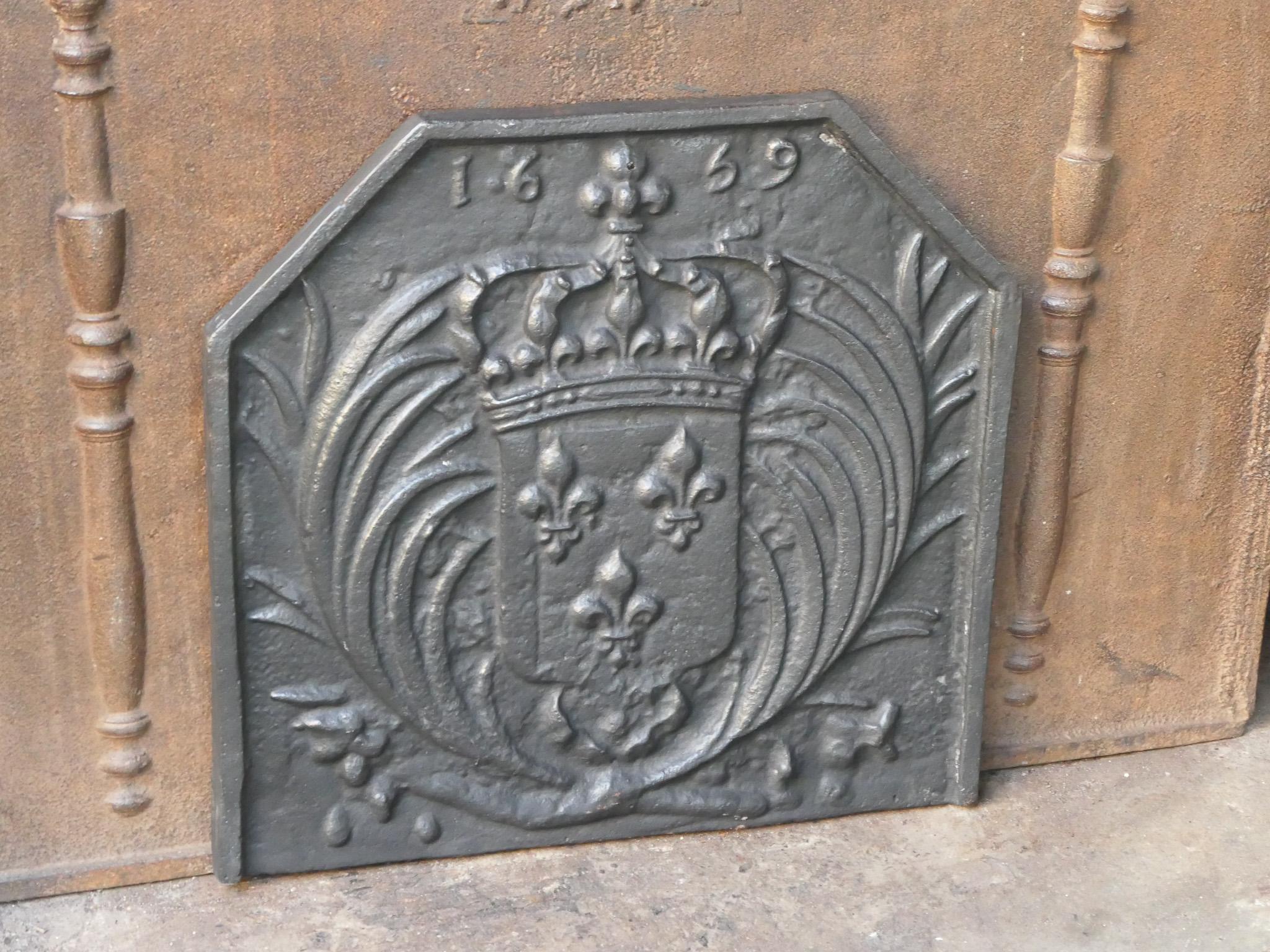 20ième siècle Plaque de cheminée française de style Louis XIV « Arms of France » en vente