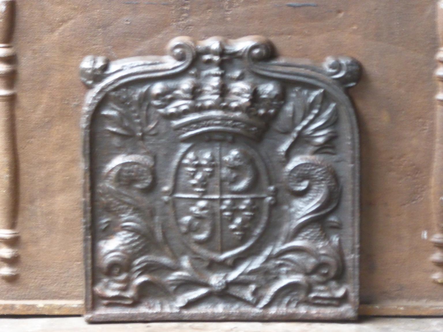 20th century French Louis XIV style fireback with the arms of France. This is the coat of arms of the House of Bourbon, an originally French royal house that became a major dynasty in Europe. It delivered kings for Spain (Navarra), France, both