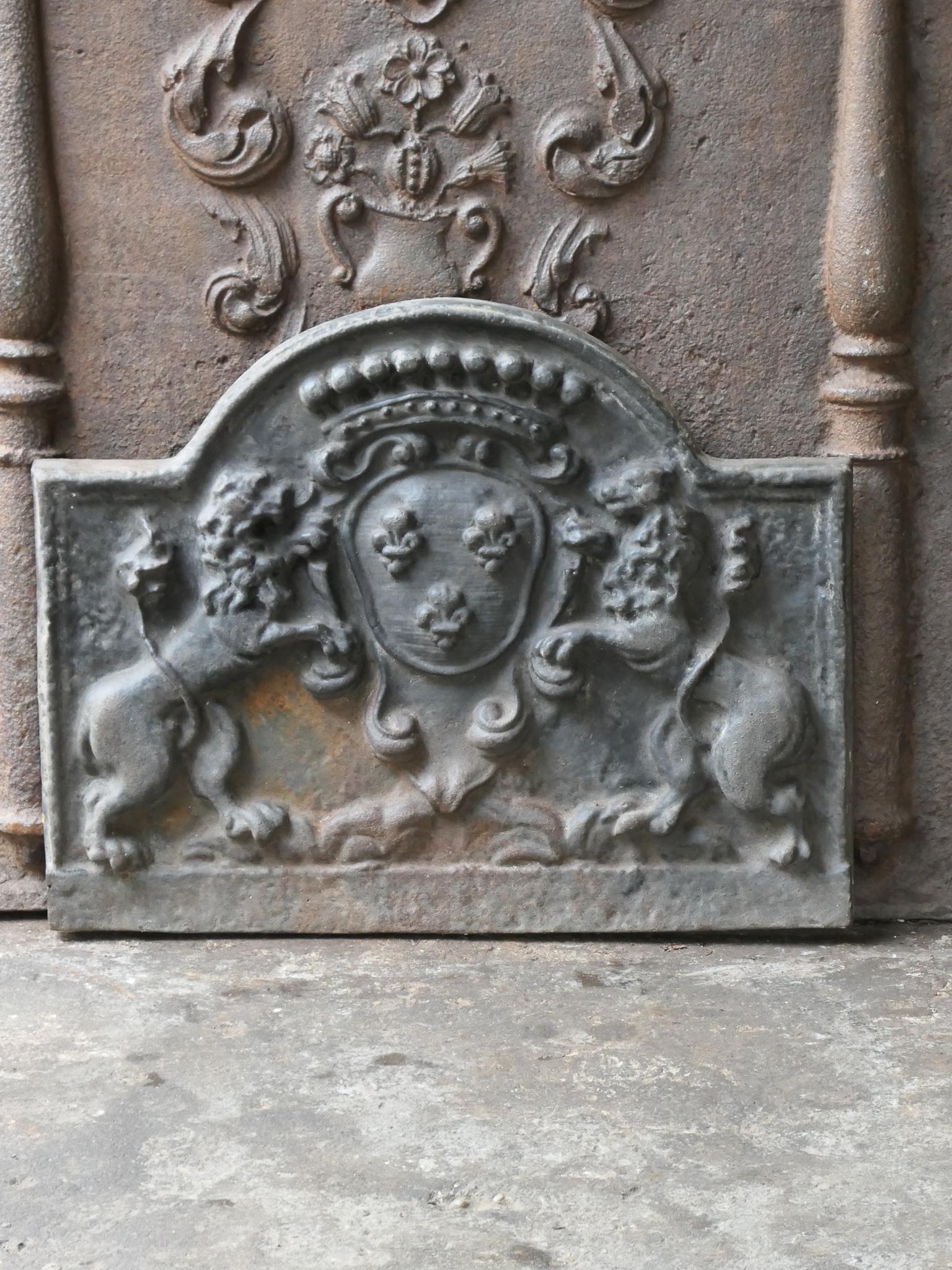 20th century French Louis XIV style fireback with the arms of France. This is the coat of arms of the House of Bourbon, an originally French royal house that became a major dynasty in Europe. It delivered kings for Spain (Navarra), France, both