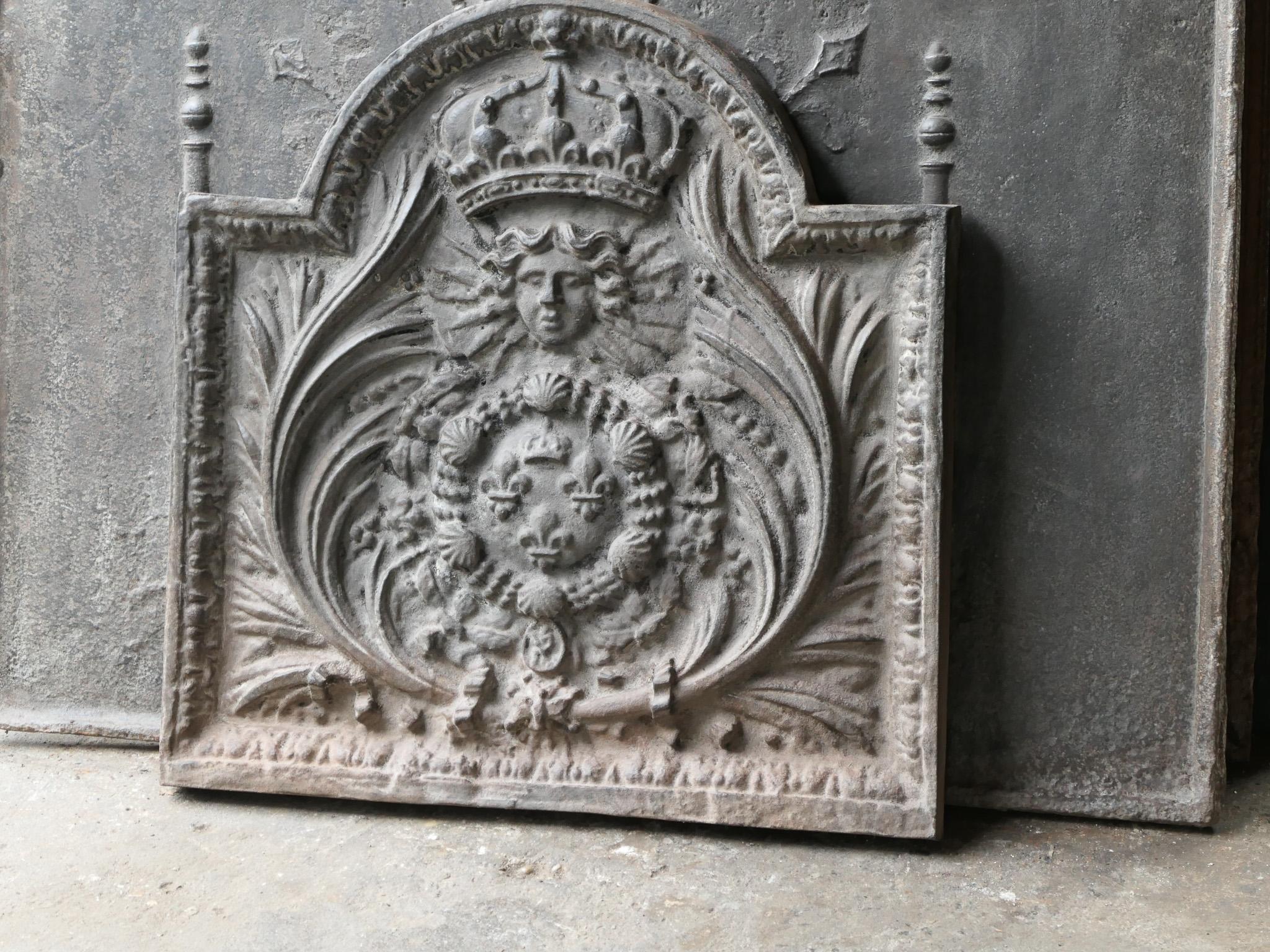 Beautiful 20th century French Louis XIV style fireback with a coat of arms. 

The fireback is made of cast iron. It can be made black / pewter upon request at no extra cost. It is in a good condition, no cracks.

This product weighs more than 65 kg