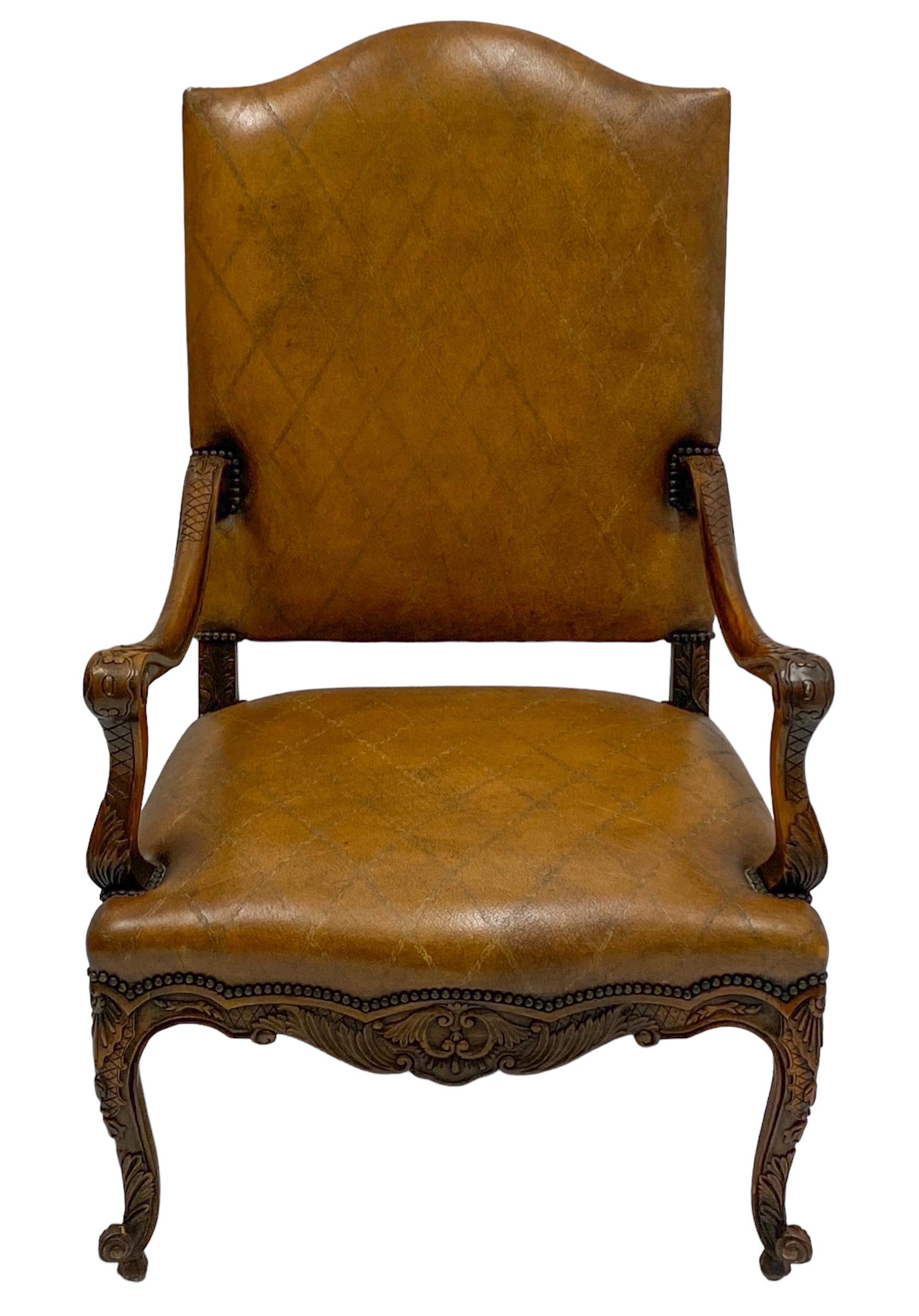 Französisch Louis XIV Stil geschnitzt Obstholz und Leder Bergere / Arm Stuhl  (Louis XIV.) im Angebot