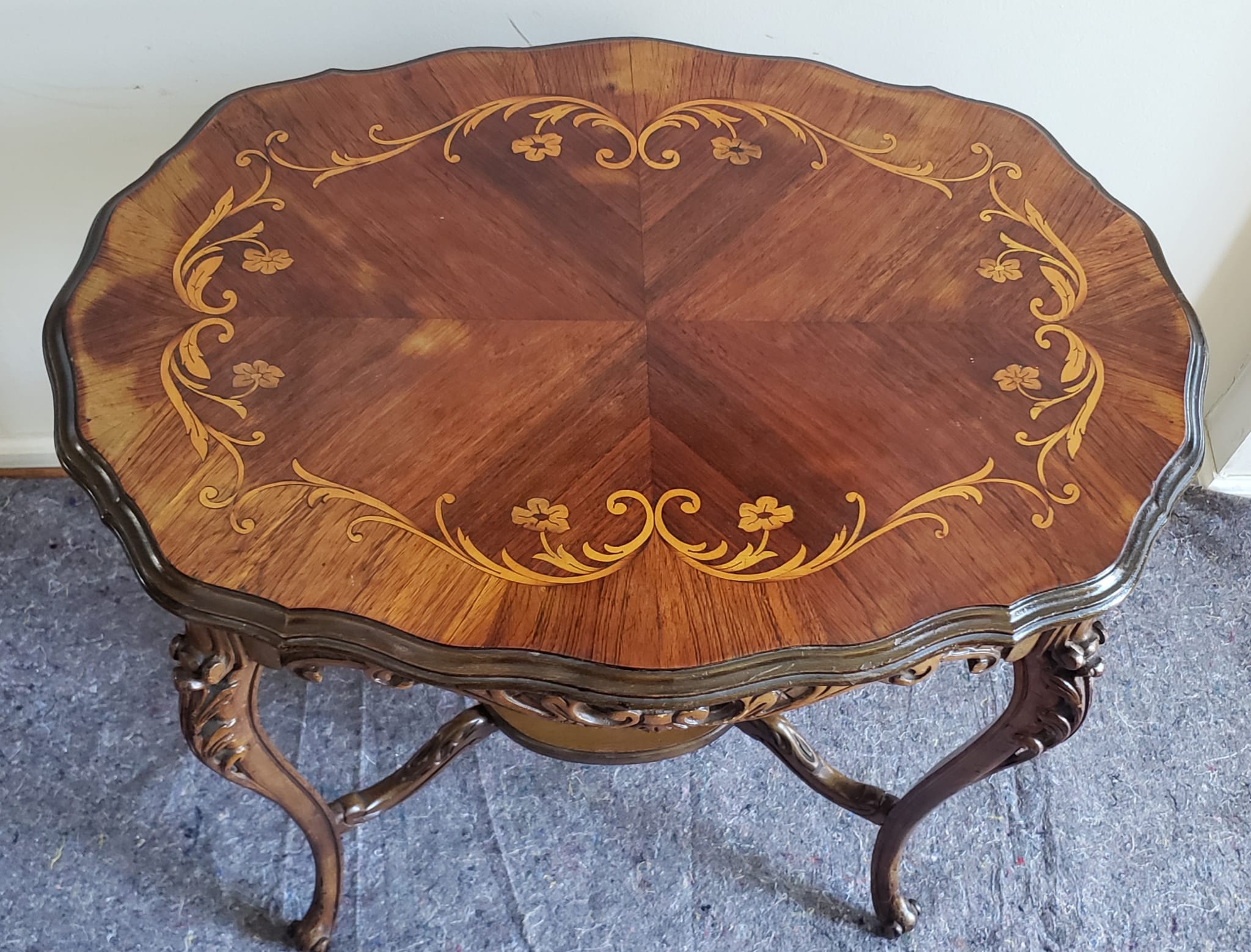Mid-Century Modern French Louis XIV Style Carved Mixed Marquetry Fruitwood Side Table For Sale