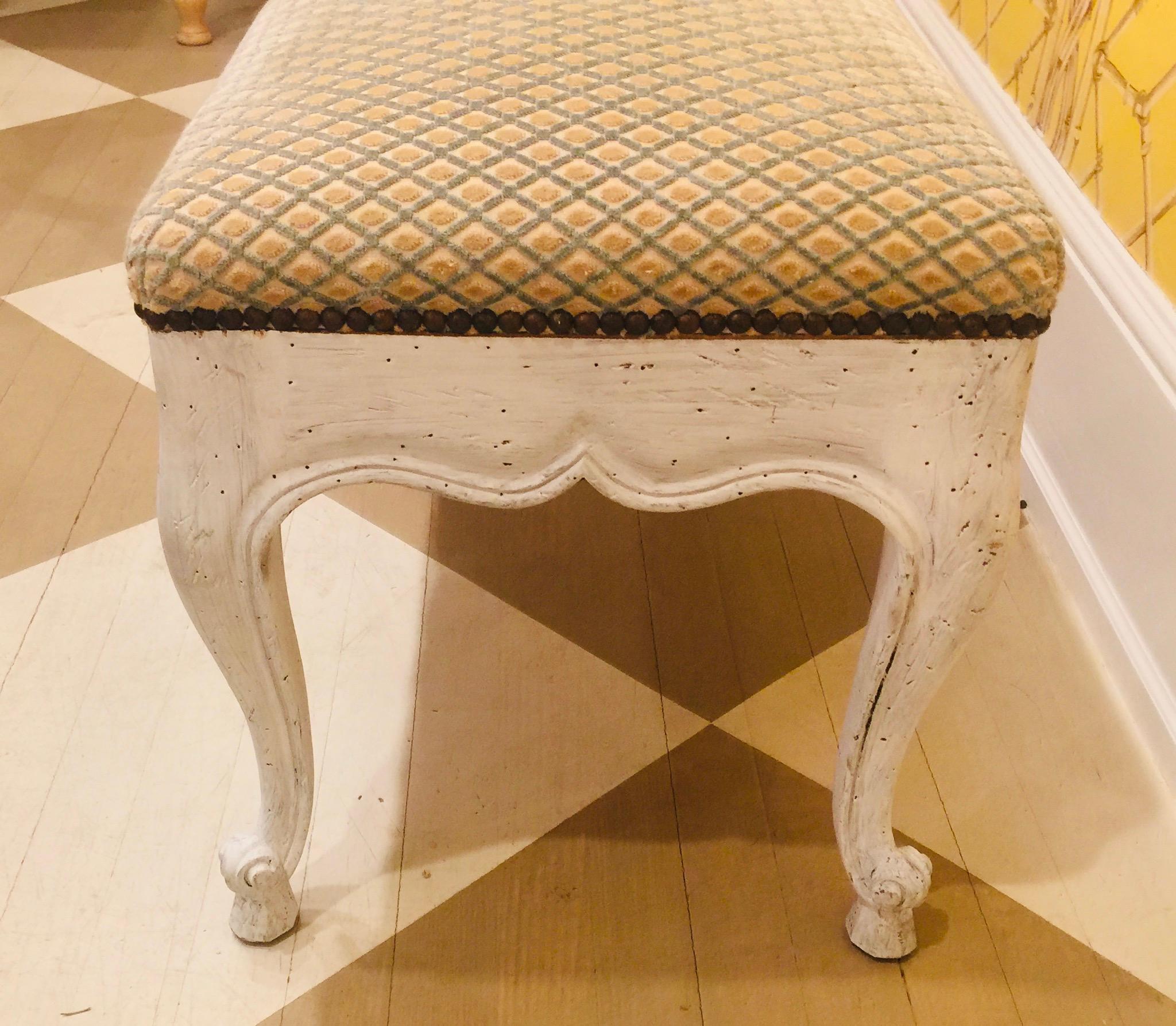 French Louis XIV Style Chalked White Wooden Bench In Good Condition In Southampton, NY