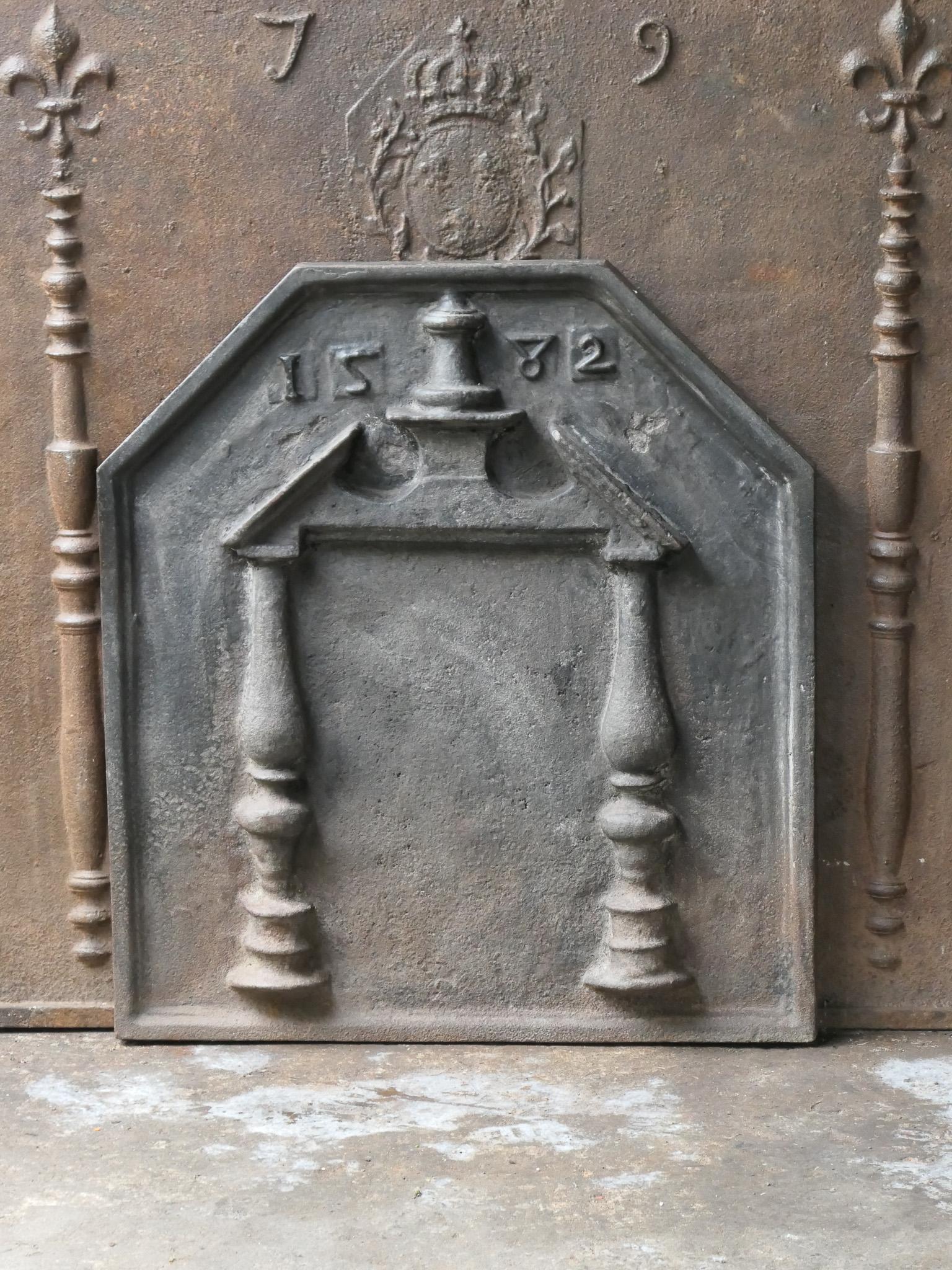 Plaque de cheminée française du 20e siècle de style Louis XIV avec un blason. 

La plaque de cheminée est en fonte et a une patine brune naturelle. Sur demande, elle peut être fabriquée en noir ou en étain, avec un vernis à poêle, sans frais
