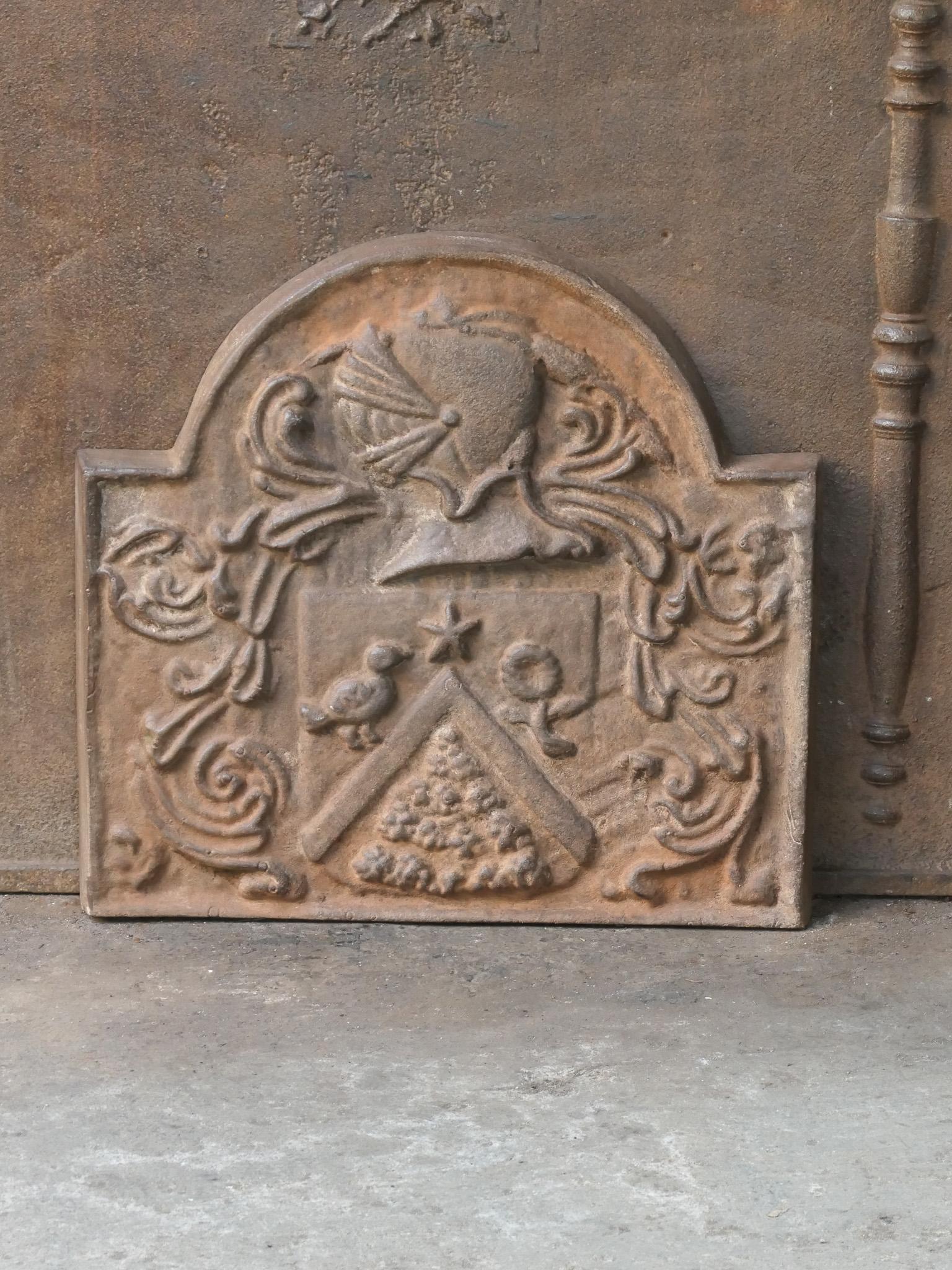 Caminetto francese del XX secolo in stile Luigi XIV con stemma.

Lo schienale è in ghisa e presenta una patina marrone naturale. Su richiesta, può essere realizzato in nero o peltro con lucidatura a fuoco senza costi aggiuntivi. È in buone