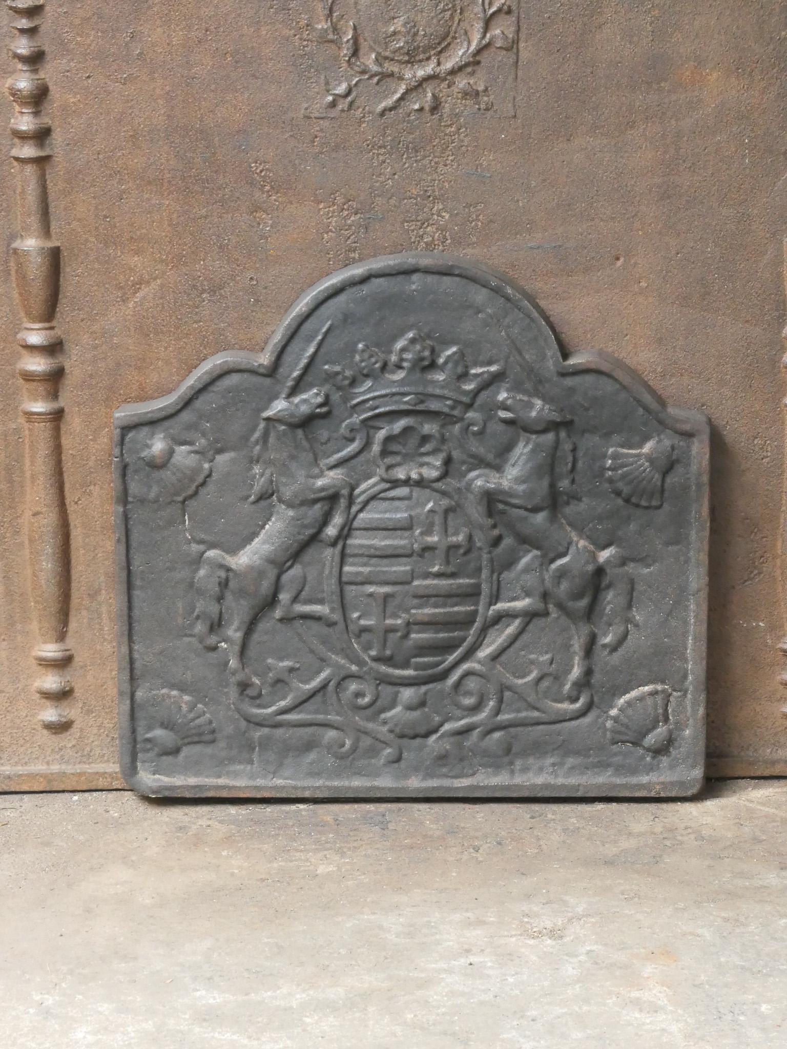 Französische Kaminlehne im Louis-XIV-Stil des 20. Jahrhunderts mit Wappen.

Die Feuerrückwand ist aus Gusseisen und hat eine natürliche braune Patina. Auf Wunsch kann es ohne Aufpreis schwarz / zinnfarben mit Einbrennlackierung hergestellt werden.