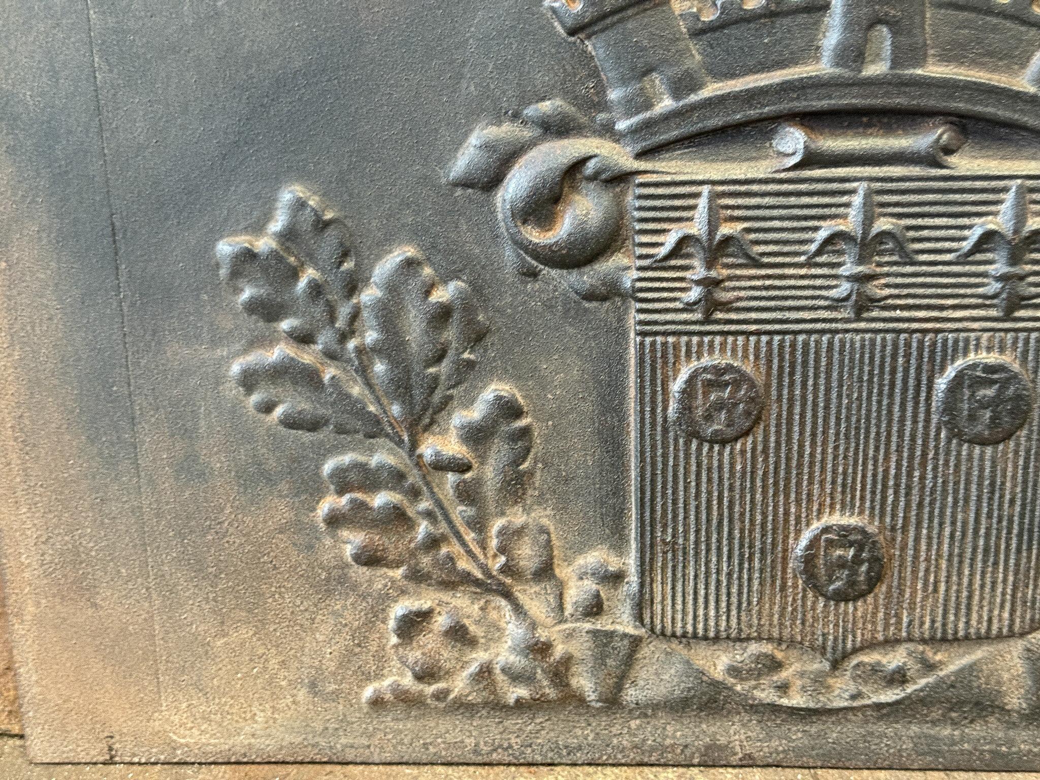 French Louis XIV Style 'Coat of Arms' Fireback / Backsplash, 20th Century In Good Condition For Sale In Amerongen, Amerongen