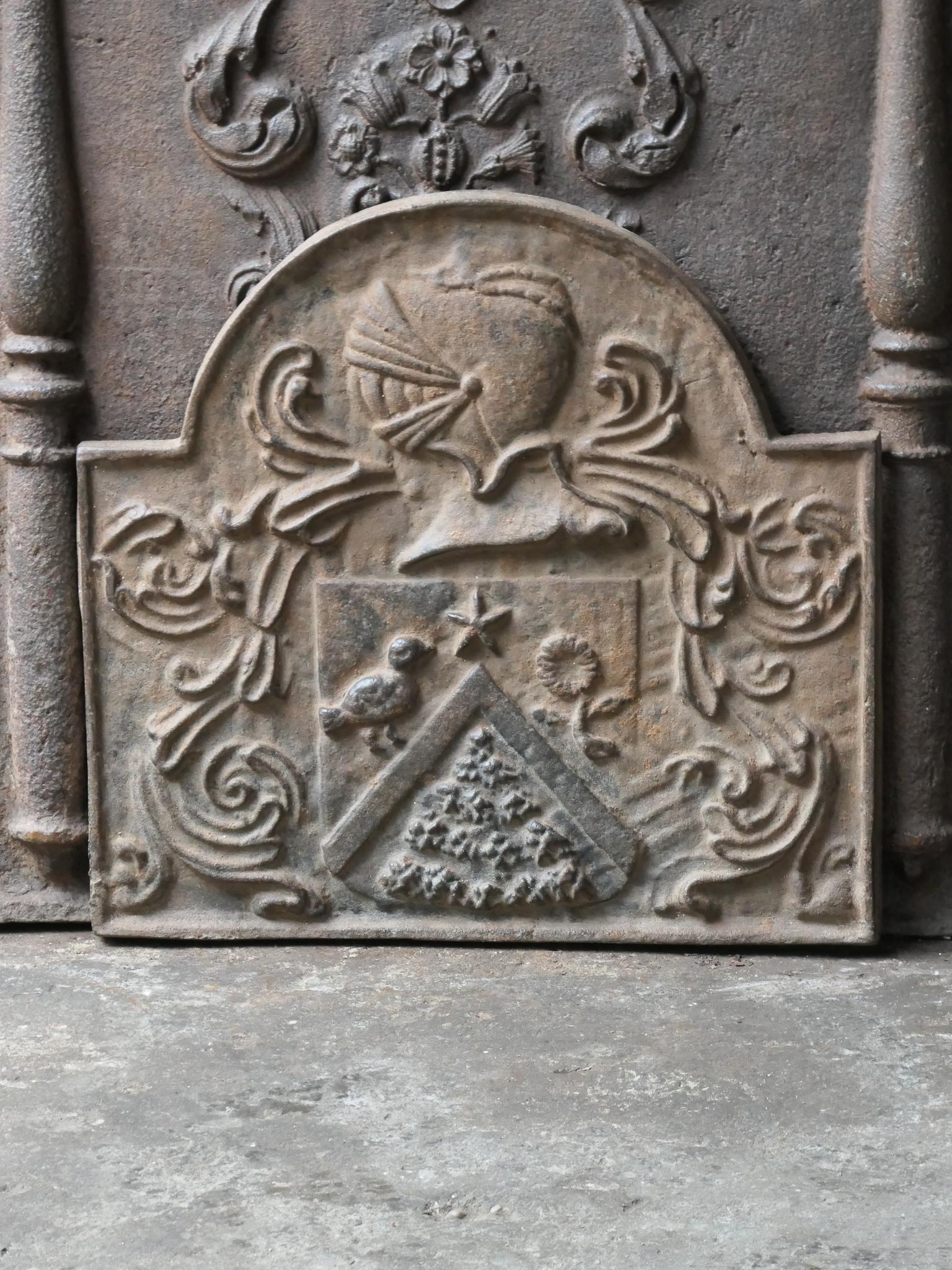 20th century French Louis XIV style fireback with an unknown coat of arms. 

The fireback is made of cast iron and has a brown patina. It can be made black / pewter upon request. It is in a good condition, no cracks.