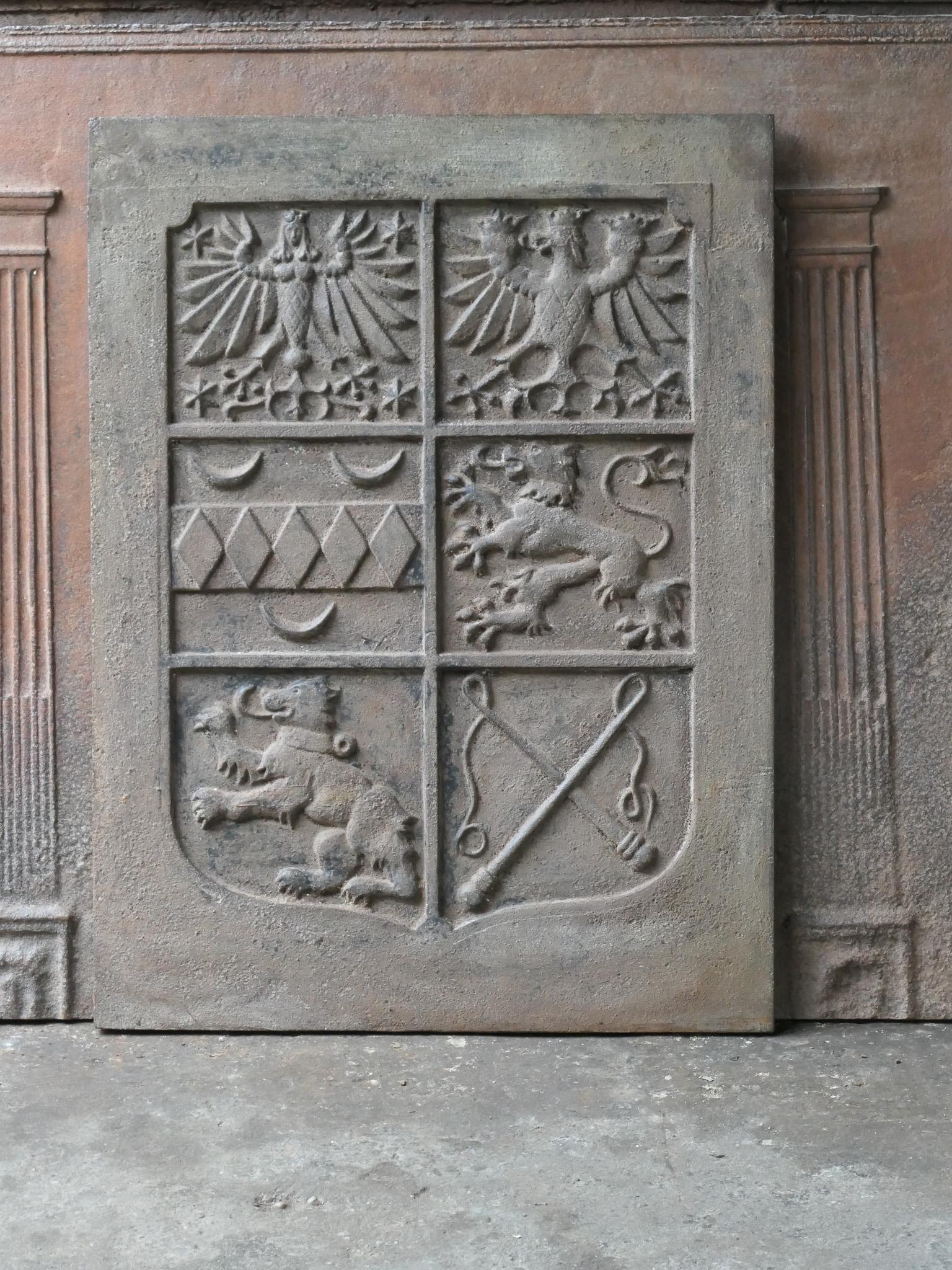 French Louis XIV style fireback with a coat of arms. 20th Century.

The fire back is made of cast iron and has a natural brown patina. Upon request it can be made black / pewter. It is in a good condition and has no cracks.
