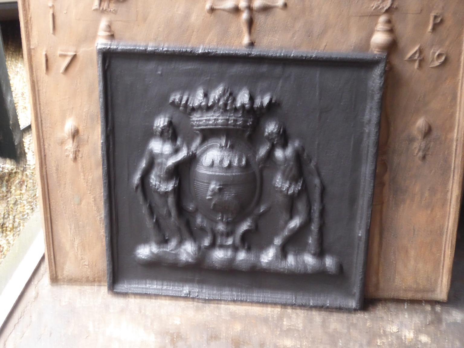 French Louis XIV Style Coat of Arms Fireback / Backsplash In Good Condition For Sale In Amerongen, NL