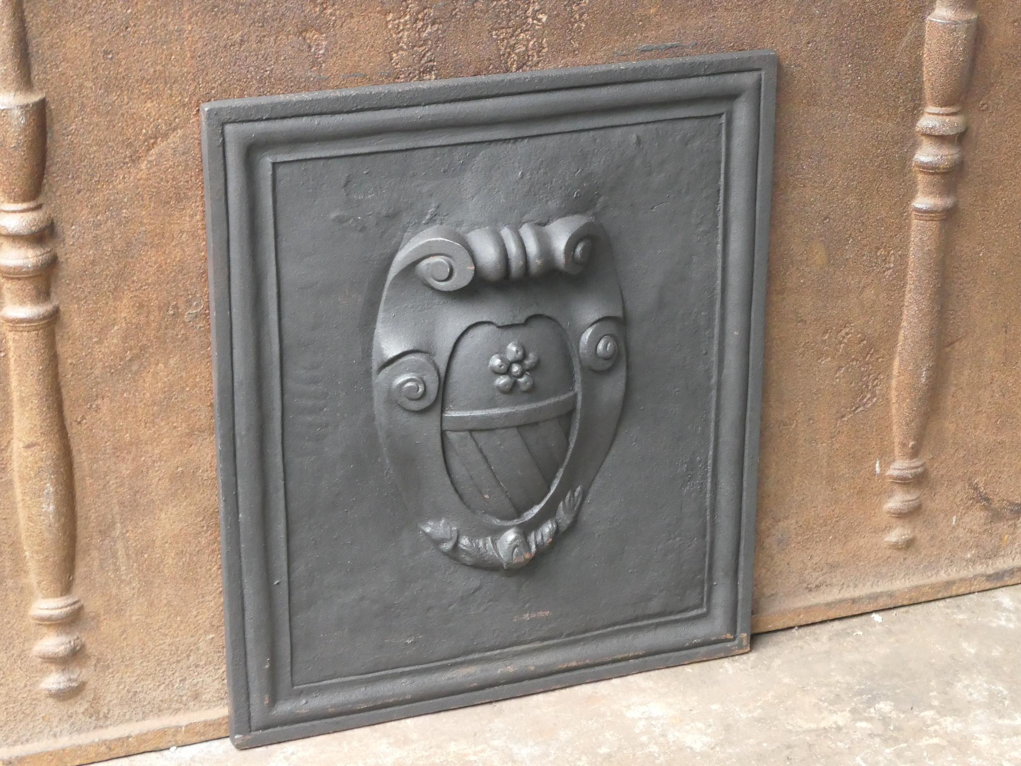 French Louis XIV Style 'Coat of Arms' Fireback / Backsplash In Good Condition For Sale In Amerongen, NL