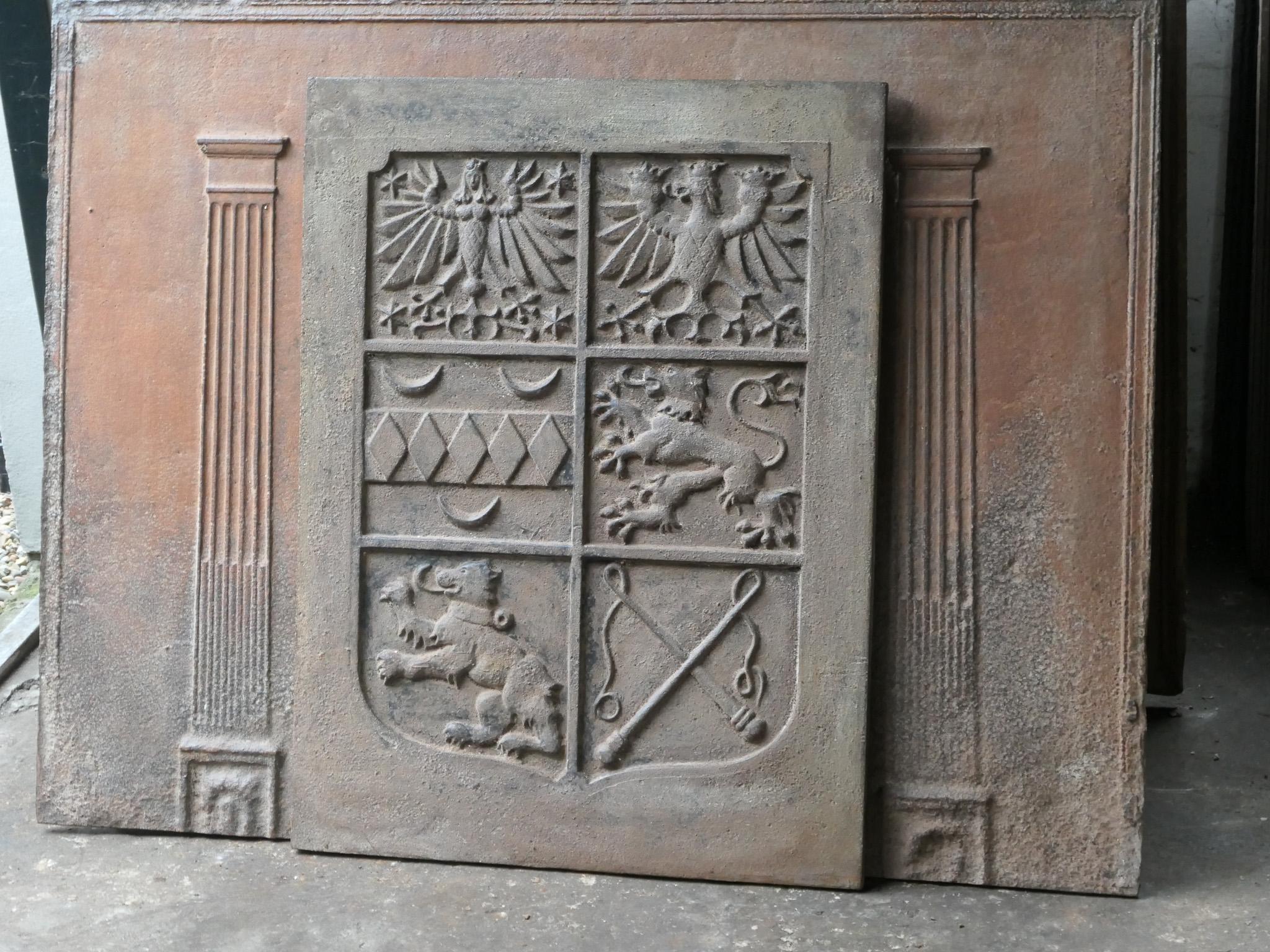 French, Louis XIV Style 'Coat of Arms' Fireback / Backsplash In Good Condition For Sale In Amerongen, NL