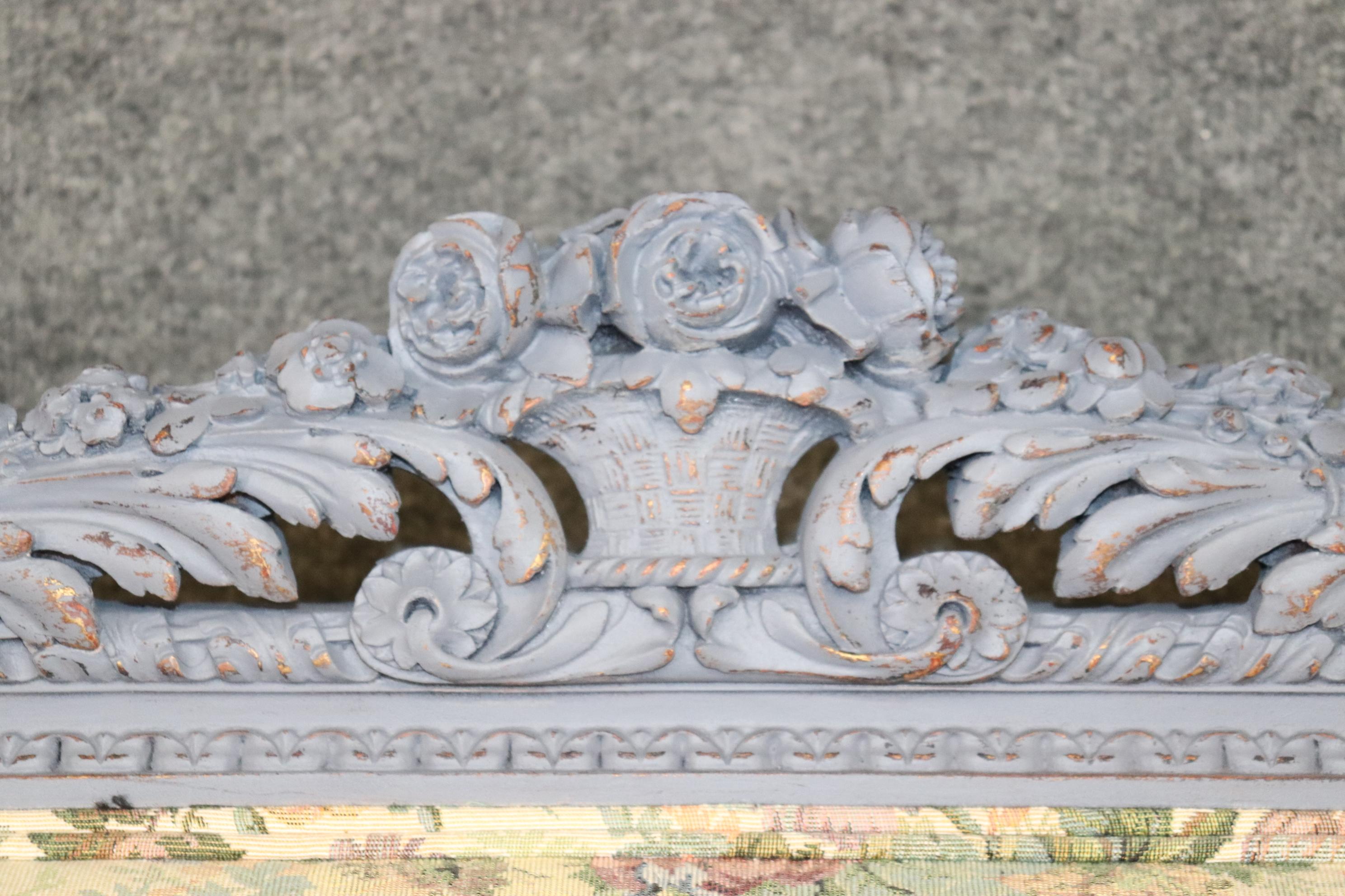 Dekoriertes Sofa im französischen Louis XIV.-Stil in Distressed-Farbe mit Blumenpolsterung im Angebot 3