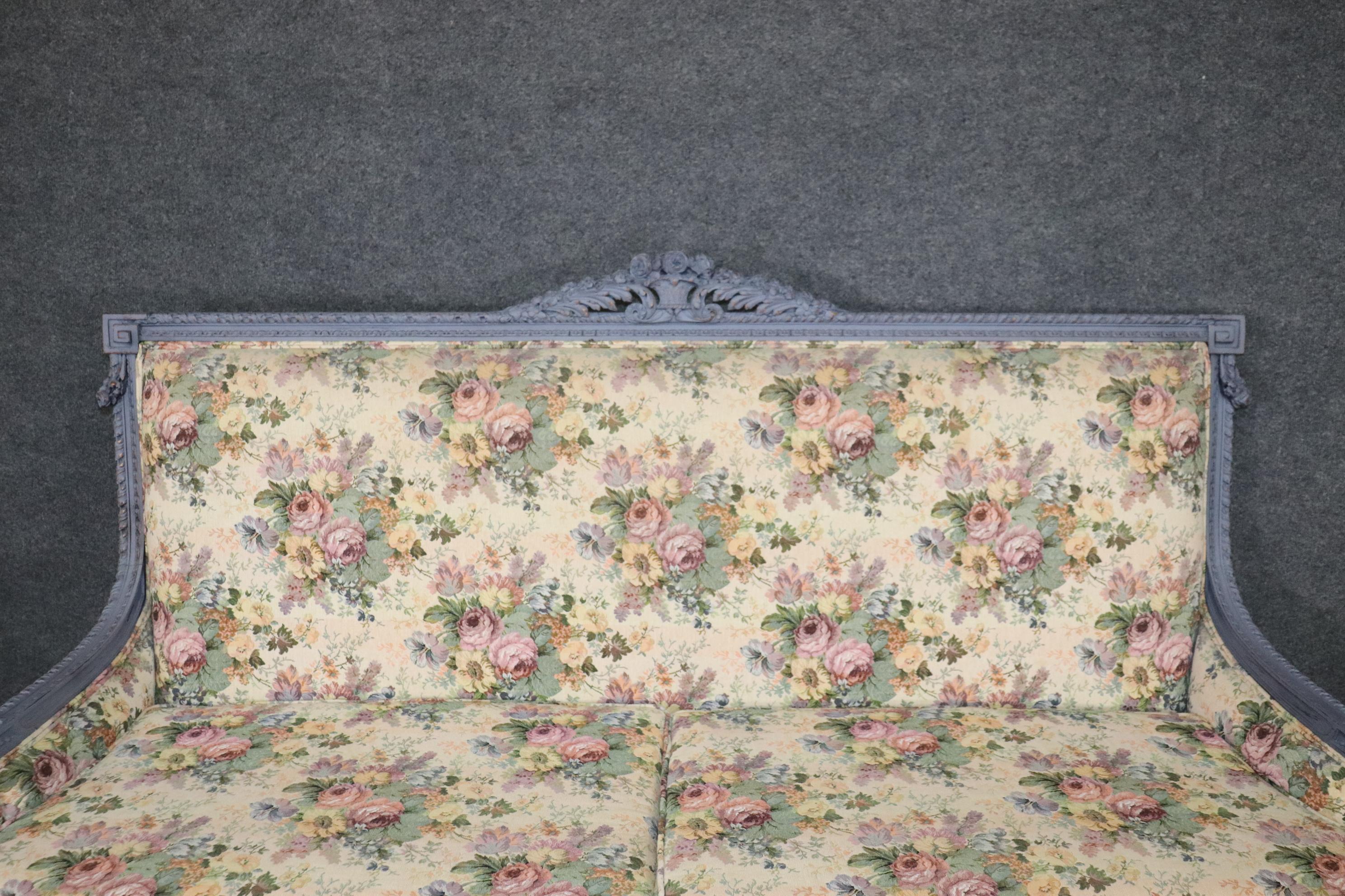 Dekoriertes Sofa im französischen Louis XIV.-Stil in Distressed-Farbe mit Blumenpolsterung im Angebot 4